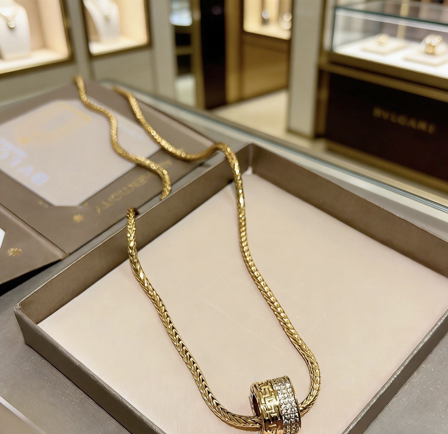 NO:818269,Batch Bulgari necklace V gold material. BVLGARI BVLGARI DIVAS' DREAM series. Perfect appearance, unparalleled details, the unique color is completely impeccable, and is decorated with a classic ring shape design. It is simple yet elegant and eye-catching. The combination of 18K gold is more elegant and elegant. Same style for men and women. Bvlgari necklace, fine jewelry, Bottega Veneta, bvlgari, bvlgari, necklace19860909批 宝格丽项链V金材质 .BVLGARI宝格丽 DIVAS‘ DREAM 系列 品相完美,细节无敌,那种独特的色泽完全无可挑剔,再缀以经典指环外形设计,简约之余却又优雅夺目,18K金的组合更显气色,上身雅致动人.男女同款 宝格丽项链,饰品精品,bottega veneta,bvlgari,bvlgari,necklace,Jewelry