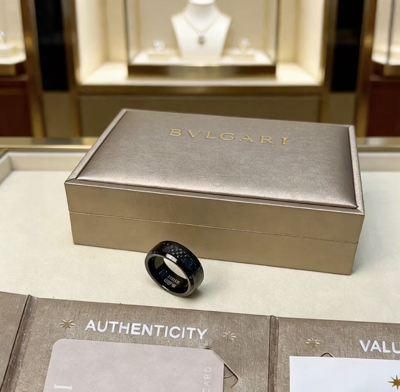 NO:818273,Batch. Bvlgari necklace V gold material. BVLGARI DIVAS’ DREAM series. Perfect appearance, unparalleled details. The unique color is completely impeccable. It is also decorated with a classic ring shape design. It is simple yet elegant and eye-catching. The gold combination is more elegant and elegant. Same style for men and women. Bvlgari ring code number: 6789 10 11 heavy texture, exquisite jewelry, bottega  veneta,bvlgari,bvlgari,necklace,ring,gold19860909批.宝格丽项链V金材质.BVLGARI宝格丽 DIVAS‘ DREAM 系列 品相完美,细节无敌,那种独特的色泽完全无可挑剔,再缀以经典指环外形设计,简约之余却又优雅夺目,黄金的组合更显气色,上身雅致动人.男女同款 宝格丽戒指 码数:6789 10 11 质感沉甸甸,饰品精品,bottega veneta,bvlgari,bvlgari,necklace,ring,gold,Jewelry