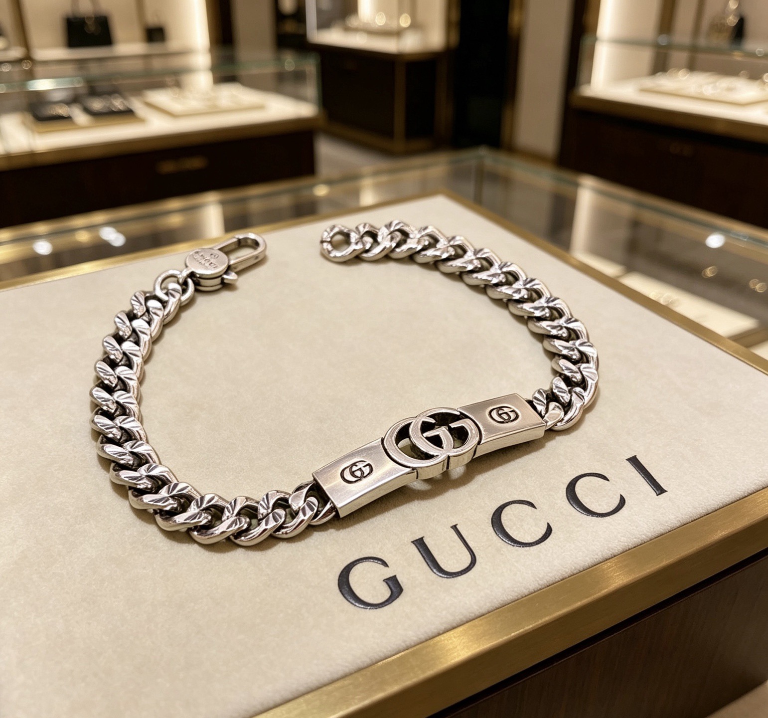 NO:818287,Batch. 2026 Latest Luxury Gucci Bracelet. High-end brand customization. The ceiling in the bracelet. Luxurious lineup design concept. Gucci Gucci Bracelet, the latest classic model. Exquisite regardless of style and texture, it is absolutely top-notch. You can understand the original logo at a glance. Super nice. The best choice to match clothes. Same style for men and women. Must-have artifact. Size 18.20.22.24 cm. Boutique jewelry, gucci, gucci, bracelet.19860909批 . 2026最新出炉奢华古驰手链.高端品牌定制 手链中的天花板 豪华阵容设计理念 Gucci古驰手链最新款的经典款 精致无论款式 质感 都是绝对的顶尖feel 只要看一眼就懂了原版logo 超 nice 搭配衣服最佳的选择,男女同款 必备神器 码数18.20.22.24厘米,饰品精品,gucci,gucci,bracelet,Jewelry