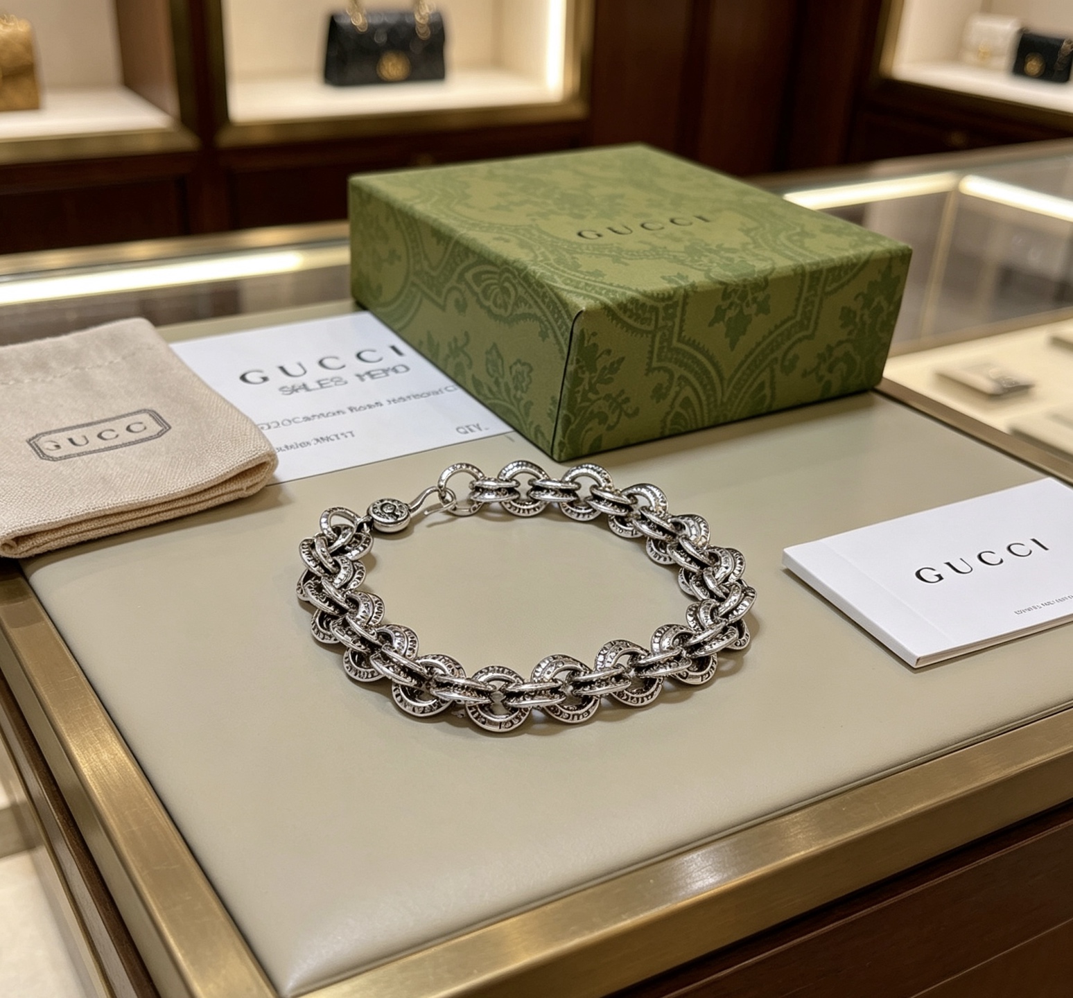 NO:818313,Batch. The latest recommended Gucci bracelets are released. The latest classic Gucci bracelets are exquisite. No matter the style or texture, they are absolutely top-notch. You can understand the original logo at a glance. Super nice. The best choice to match clothes. A must-have item for men and women. The size is 18..20..22.24cm. You can also change the size. Simple and elegant, low-key and luxurious. Boutique jewelry, gucci, gucci, bracelet.19860909批 . 古驰手链推荐款最新出炉 Gucci古驰手链最新款的经典款 精致无论款式 质感 都是绝对的顶尖feel 只要看一眼就懂了原版logo 超 nice 搭配衣服最佳的选择,男女同款必备神器 码数18..20..22.24厘米 还可以改尺寸 简单又大气,低调显奢华,饰品精品,gucci,gucci,bracelet,Jewelry