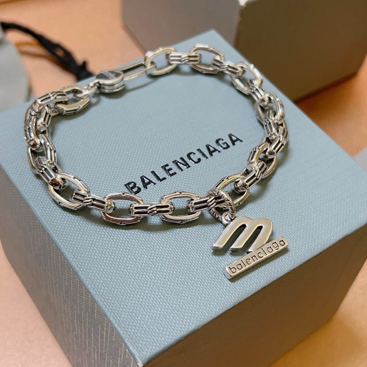 NO:818290,Batch. Original new product Balenciaga Bracelet Balenciaga Bracelet Counter Same Balenciaga Bracelet Men's hot model shipped Unique design avant-garde A must-have for men!  Size 18 20 22 24cm, fine jewelry, balenciaga, balenciaga, bracelet19860909批. 原单货新品 巴黎世家手链Balenciaga手链专柜一致巴黎世家手链 男士火爆款出货 设计独特 前卫 男士必备！码数18 20 22 24cm,饰品精品,balenciaga,balenciaga,bracelet,Jewelry