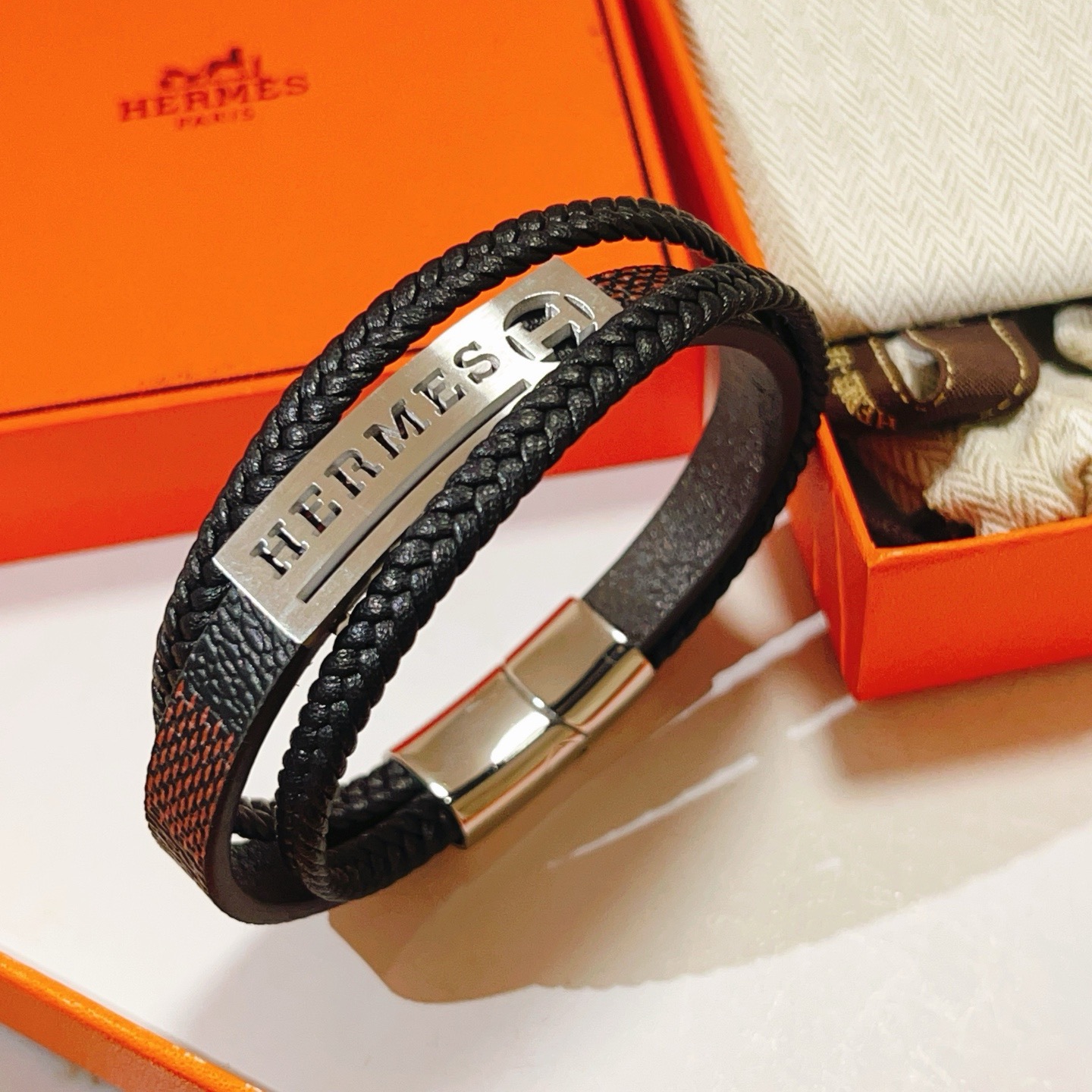 NO:818297,Batch New Products for Sale The latest model of Hermès bracelets made of pure handmade cowhide material is of a higher grade. The same style as the Anger Forest series Hermès bracelets classic series 18k gold bracelets for celebrities. The details are distressed and not available in the market. This is a shiny version. This one has been on the market. It is a best-selling model in Hermès. It goes well with trendy clothes, fine jewelry, hermes, bracelet, cowhide.19860909批 新品发售 爱马仕手绳手环最新款纯手工牛皮材质档次更高明星同款Anger Forest系列爱马仕手链经典款系列18k金手链手绳 细节对版做旧处理 非市面亮面版型 这款一直在出 爱马仕里面热卖款 非常好搭配潮流衣服,饰品精品,hermes,bracelet,cowhide,Jewelry