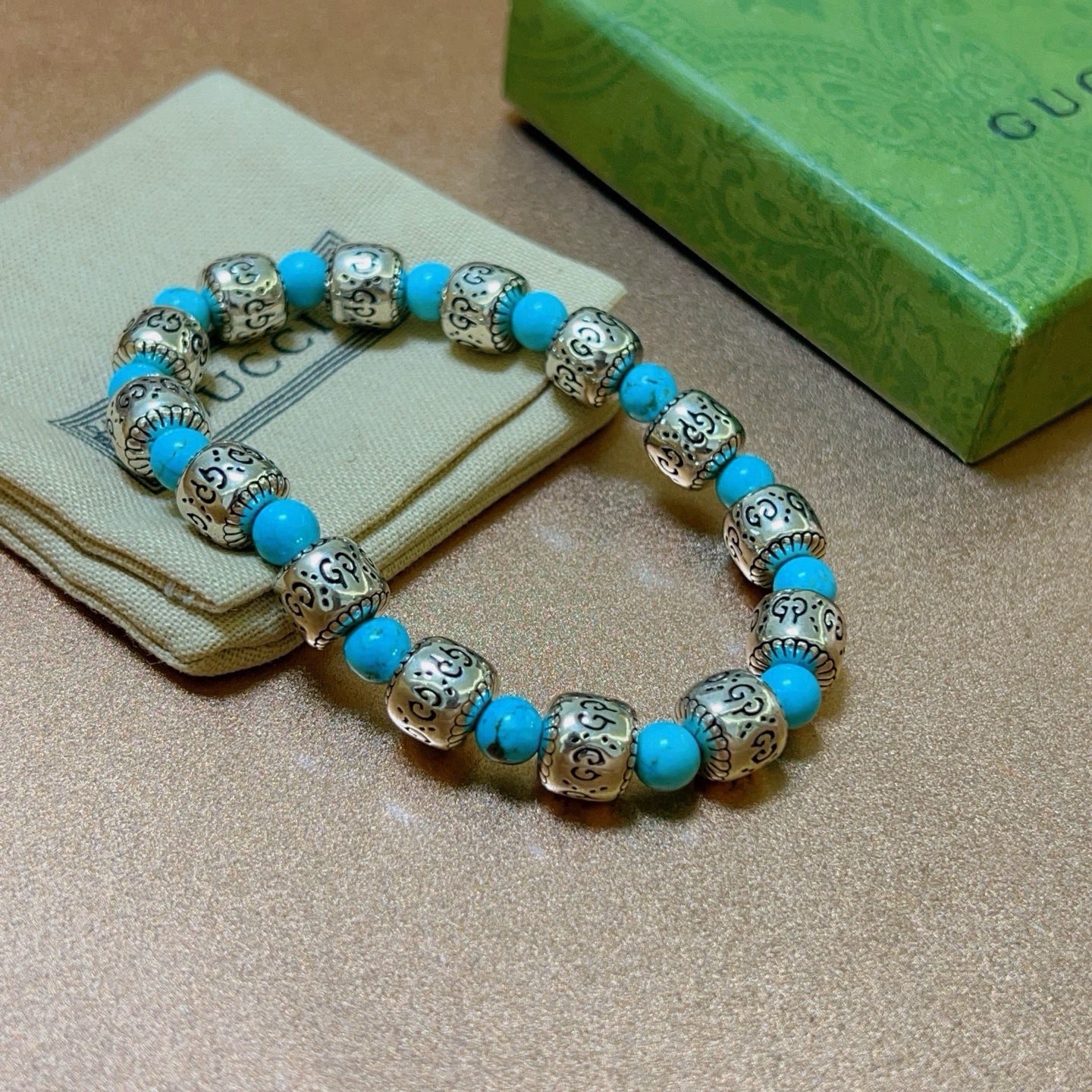 NO:818314,Batch New Product Release Gucci Bracelet Luxurious Gucci Bracelet Turquoise Bracelet Crystal Same Style for Men and Women Latest Full Beaded Bracelet with Higher Grade Stars Same Style Anger Forest Series Double G Vintage Gucci Bracelet Size: 16-24 cm Details are distressed on the version. Non-market glossy version. Non-market ordinary version. This one has been out. Best-selling model in Gucci. Very good match with clothes, high-quality jewelry, gucci, bracelet19860909批 新品发布 古驰手链奢华古驰手串 绿松石手链水晶男女同款 最新款全件串珠手链档次更高明星同款Anger Forest系列双g复古古驰手链 尺寸:16-24厘米 细节对版做旧处理 非市面亮面版型 非市面普通做这款一直在出 古驰里面热卖款 非常好搭配衣服,饰品精品,gucci,bracelet,Jewelry