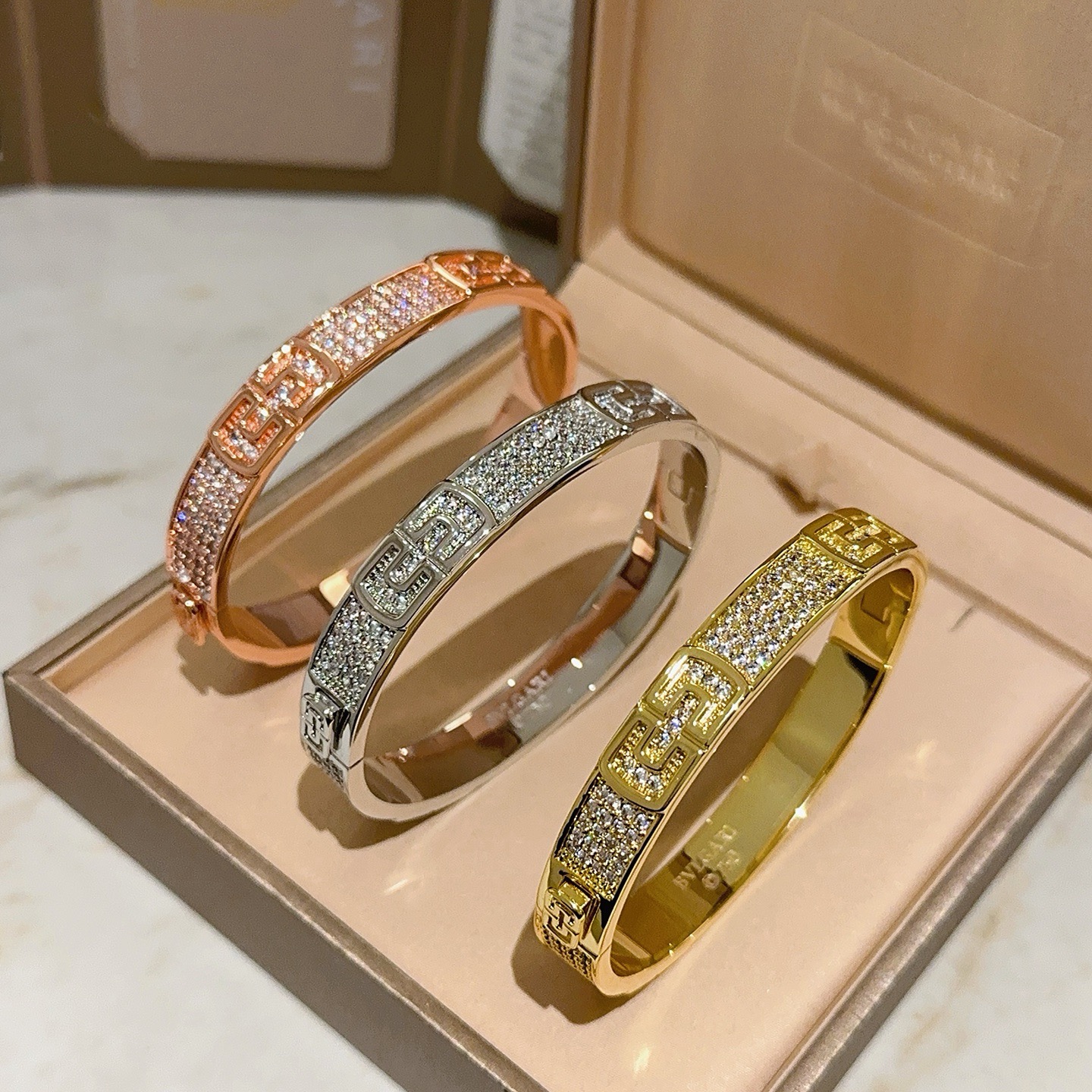 NO:818261,Batch. Bvlgari bracelet Serpenti Viper series paper clip bracelet, made of V gold, perfectly and carefully polished, and perfectly fits the metal edge!  Full of temptation and charming sensibility, the paper clip is bright and luxurious, showing unparalleled beauty and power, giving you a new look, interpreting the inherent multi-faceted characteristics of the snake, spreading and bending, showing its elegant and seductive beauty!  ,boutique jewelry,bvlgari,bracelet19860909批.宝格丽手镯Serpenti Viper系列回形针手镯,V金材质 完美精心打磨,与金属边完美契合！充满诱惑和迷人的感性,回形针璀璨奢华,呈现出中无与伦比的美感与力量,给你一个全新的面貌,诠释灵蛇固有的多面特质,蔓延弯曲,尽显其高雅而极具诱惑的美丽！,饰品精品,bvlgari,bracelet,Jewelry