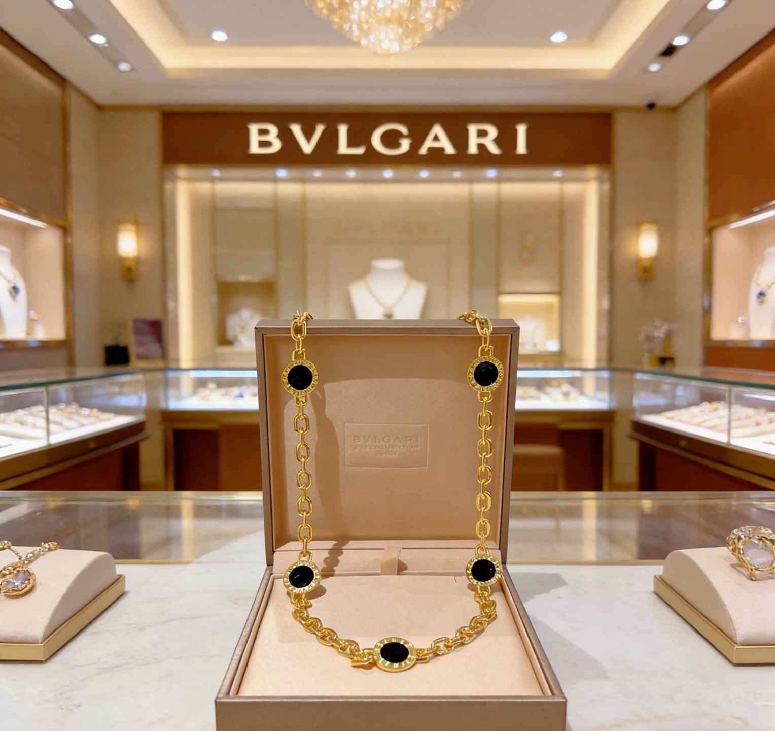 NO:818266,Batch. Bvlgari necklace made of V gold. BVLGARI DIVAS' DREAM snake head series. Perfect appearance, unparalleled details. The unique color is completely impeccable. It is also decorated with a classic ring shape design. It is simple yet elegant and eye-catching. The combination of platinum is more elegant and elegant. Same style for men and women. Bvlgari necklaces, jewelry boutiques, bottega veneta, bvlgari, bvlgari, necklace19860909批.宝格丽项链V金材质.BVLGARI宝格丽 DIVAS‘ DREAM 蛇头系列 品相完美,细节无敌,那种独特的色泽完全无可挑剔,再缀以经典指环外形设计,简约之余却又优雅夺目,铂金的组合更显气色,上身雅致动人.男女同款 宝格丽项链,饰品精品,bottega veneta,bvlgari,bvlgari,necklace,Jewelry