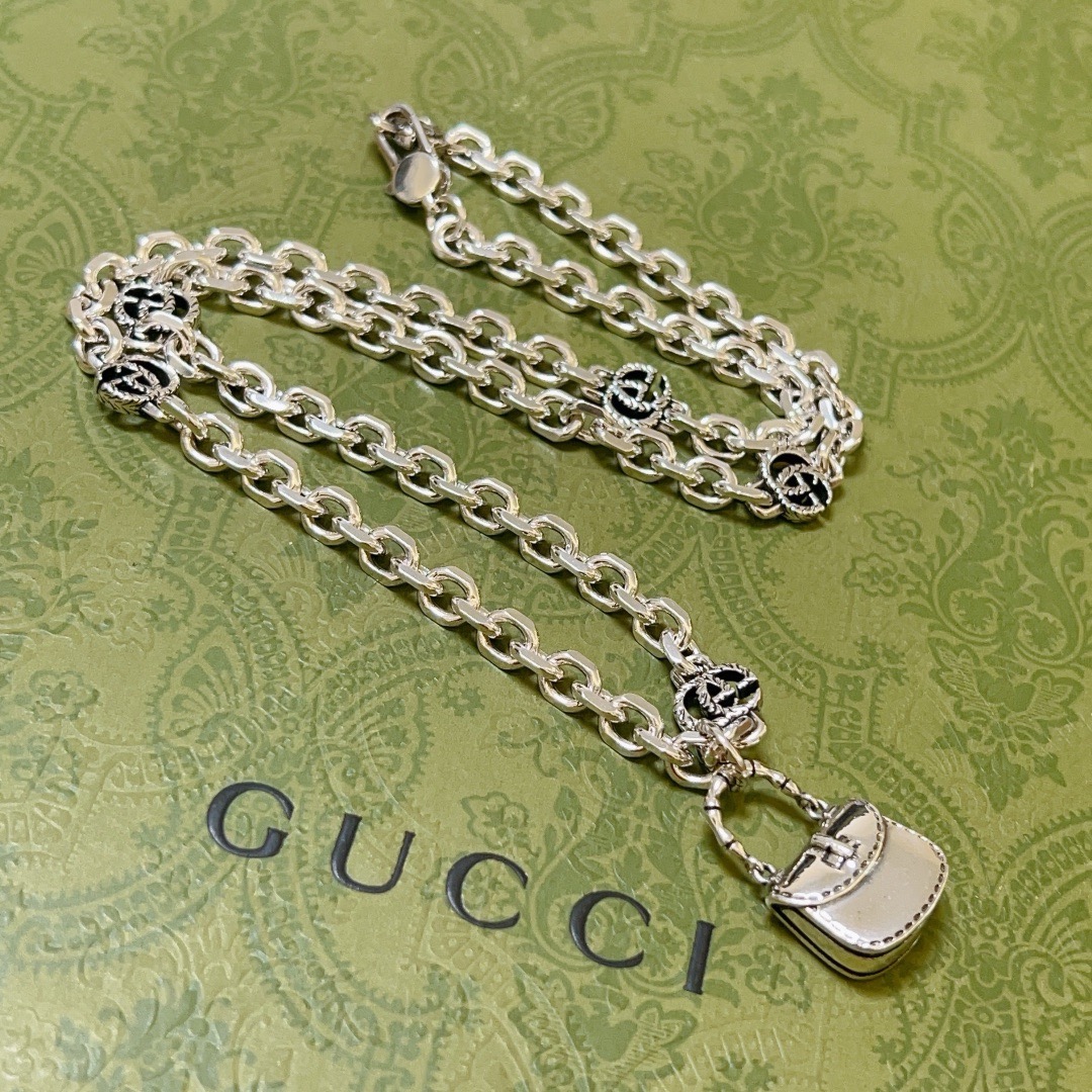 NO:818284,The latest Gucci necklace has a higher grade. The same style as the star Anger Forest series double G classic necklace. European and American fashion casual style series Gucci series retro silver necklace. Chain length 60 cm. Details are distressed. Non-market glossy version. This one has been on the market. It is a best-selling model in Gucci. It is very good to match trendy clothes, fine jewelry, gucci, necklace.19860909批古驰项链最新款链条档次更高明星同款Anger Forest系列双G经典款项链欧美时尚休闲风系列古驰系列复古银项链 链长60厘米 细节对版做旧处理 非市面亮面版型 这款一直在出 古驰里面热卖款 非常好搭配潮流衣服,饰品精品,gucci,necklace,Jewelry