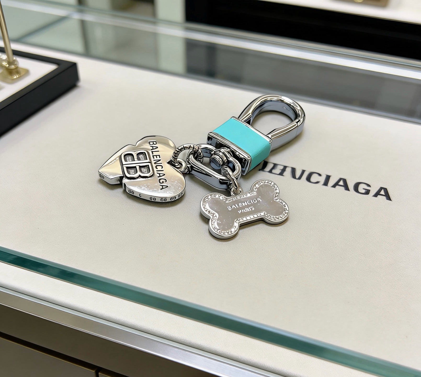 NO:818291,The first batch of new products released Balenciaga bag charm keychain Balenciaga keychain The latest bag charms are of a higher grade and are the same style as celebrities Classic co-branded design concept keychain series The details are distressed and not available in the market Glossy version This one has been on the market. The best-selling model in Balenciaga. Very good match with trendy backpacks, jewelry boutiques, balenciaga, backpacks, keychain19860909批新品发布 巴黎世家包包挂饰钥匙扣 巴黎世家钥匙扣 最新款包包挂饰档次更高明星同款 经典款联名设计理念钥匙扣系列 细节对版做旧处理 非市面亮面版型 这款一直在出 巴黎世家里面热卖款 非常好搭配潮流背包,饰品精品,balenciaga,backpacks,keychain,Jewelry