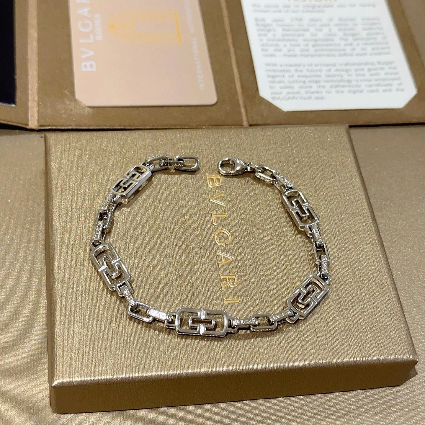 NO:818355,Batch. BVLGARI Bracelet V gold material BVLGARI DIVAS' DREAM series The appearance is perfect, the details are invincible, the unique color is completely impeccable, and it is decorated with a classic ring shape design, which is simple yet elegant and eye-catching. The pure handmade combination of V gold is more elegant and elegant. Same style for men and women. Bvlgari bracelet size: 18 20 22 24 cm, fine jewelry, Bottega  veneta,bvlgari,bvlgari,bracelet19860909批.宝格丽手链V金材质 BVLGARI宝格丽 DIVAS‘ DREAM 系列 品相完美,细节无敌,那种独特的色泽完全无可挑剔,再缀以经典指环外形设计,简约之余却又优雅夺目,V金纯手工的组合更显气色,上手雅致动人.男女同款 宝格丽手链尺寸:18 20 22 24厘米,饰品精品,bottega veneta,bvlgari,bvlgari,bracelet,Jewelry