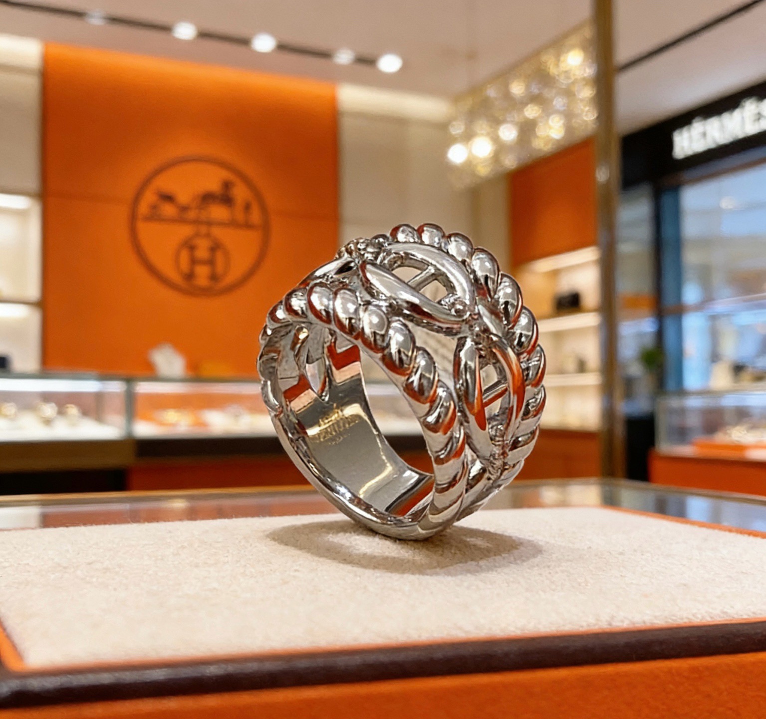 NO:818362,Batch. Hermès ring can be worn by both men and women. Hermès ring is classic, high-end and classy. Pig nose ring is the most attractive classic Hermès ring. V gold material. 18k gold. Super nice Hermès ring, jewelry boutique, hermes, ring.19860909批.爱马仕戒指 男女都可以戴 爱马仕戒指经典 高端大气上档次 猪鼻子 戒指最容易吸引人的经典爱马仕戒指 款 V金材质 18k金 超 nice爱马仕戒指,饰品精品,hermes,ring,Jewelry
