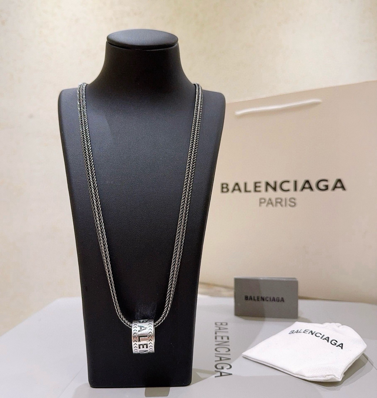 NO:818369,Batch original single goods new products Balenciaga necklace Balenciaga new necklace counter consistent fine details workmanship every detail process in place fine design craftsmanship hot models shipped unique design retro style Balenciaga necklace, jewelry boutique, balenciaga, balenciaga, necklace19860909批 原单货新品 巴黎世家项链 Balenciaga 新款项链专柜一致 细节做工精细 每个细节流程到位 设计工艺精细 火爆款出货 设计独特 复古风格 巴黎世家项链,饰品精品,balenciaga,balenciaga,necklace,Jewelry