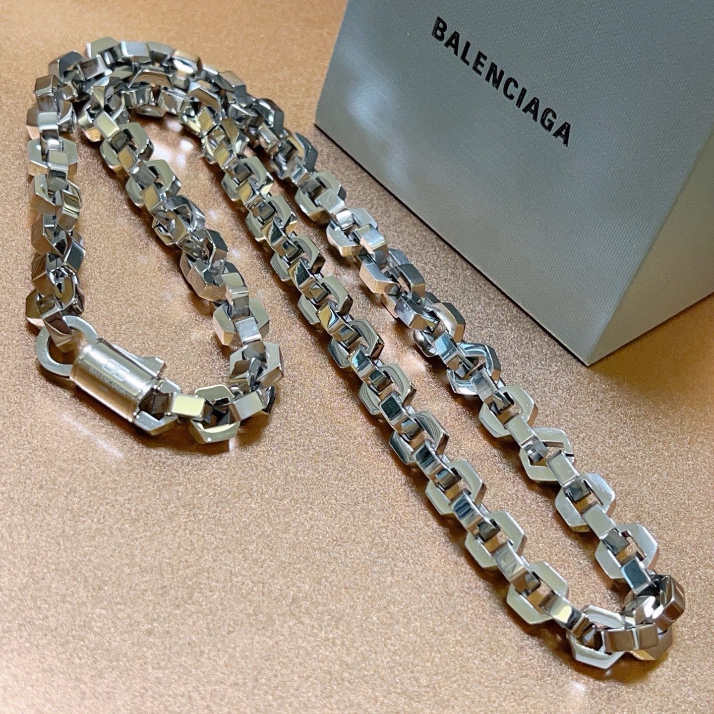 NO:818376,Batch quality products are valuable. Original products and new products. Balenciaga necklace. Balenciaga new necklace counters are consistent. Fine details and workmanship. Every detail process is in place. Fine design and craftsmanship. Popular models are shipped. Unique design. Retro style Balenciaga necklace. It will not fade any time you wear it. High-end gold products, fine jewelry, balenciaga, balenciaga, necklace19860909批 牛货贵在有质量 原单货新品 巴黎世家项链 Balenciaga 新款项链专柜一致 细节做工精细 每个细节流程到位 设计工艺精细 火爆款出货 设计独特 复古风格 巴黎世家项链 任带不退色 咪金高端货,饰品精品,balenciaga,balenciaga,necklace,Jewelry