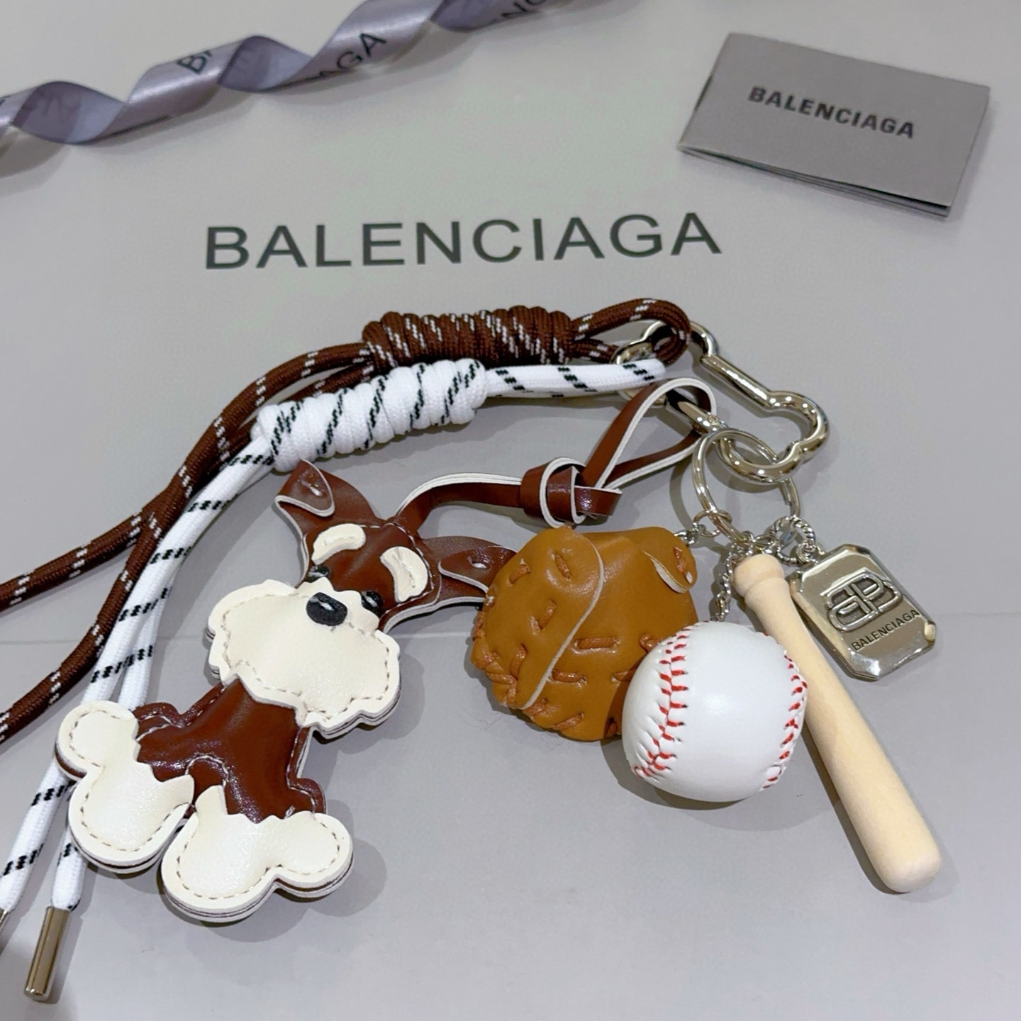 NO:818381,The first batch of new products released Balenciaga bag charm keychain Balenciaga keychain The latest bag charms are of a higher grade and are the same style as celebrities Classic co-branded design concept keychain series The details are distressed and not available in the market Glossy version This one has been on the market. The best-selling model in Balenciaga. Very good match with trendy backpacks, jewelry boutiques, balenciaga, backpacks, keychain19860909批新品发布 巴黎世家包包挂饰钥匙扣 巴黎世家钥匙扣 最新款包包挂饰档次更高明星同款 经典款联名设计理念钥匙扣系列 细节对版做旧处理 非市面亮面版型 这款一直在出 巴黎世家里面热卖款 非常好搭配潮流背包,饰品精品,balenciaga,backpacks,keychain,Jewelry