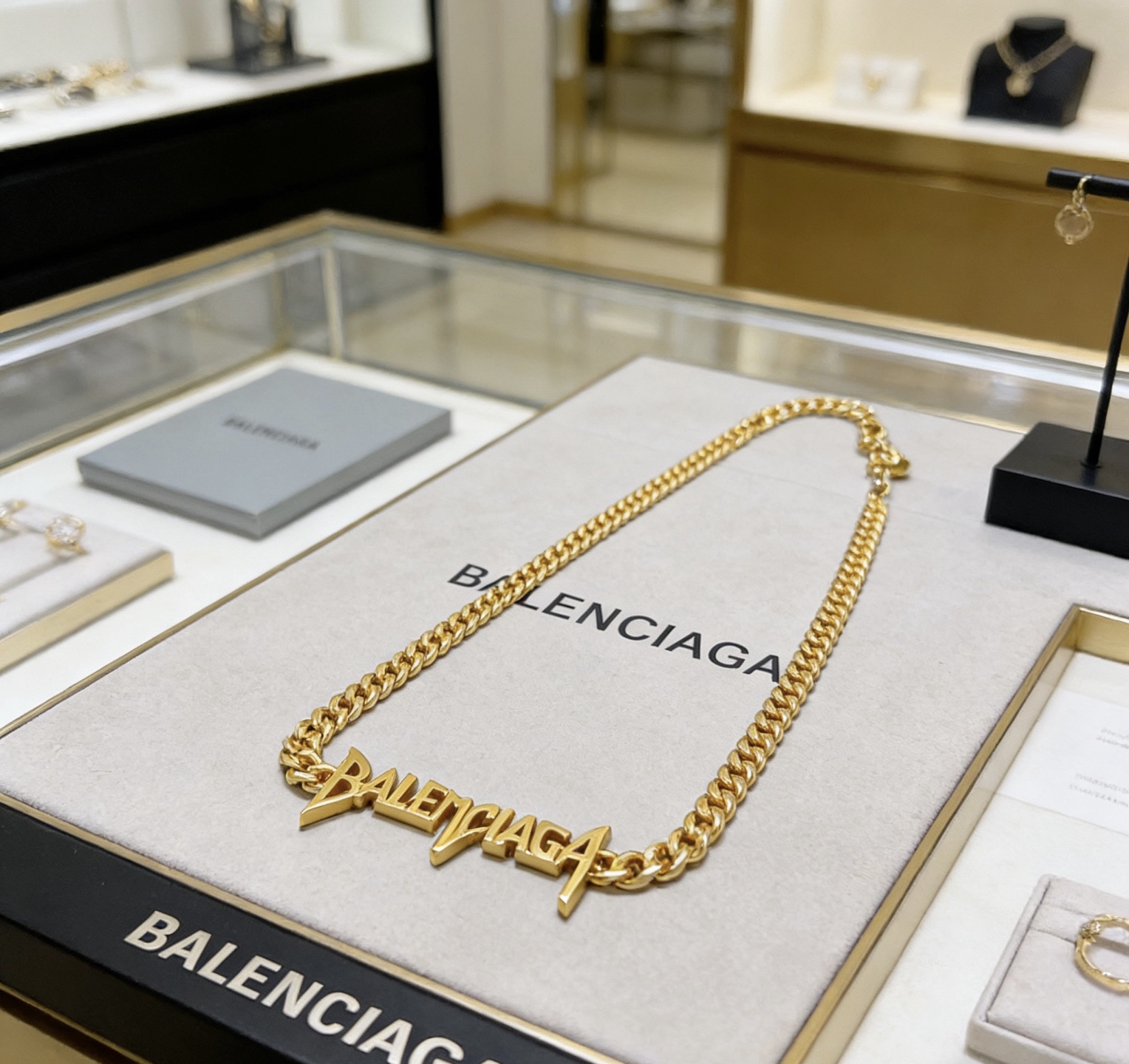 NO:818332,Batch original single goods new products Balenciaga necklace Balenciaga new necklace counter consistent fine details workmanship every detail process in place fine design craftsmanship hot models shipped unique design retro style Balenciaga necklace, jewelry boutique, balenciaga, balenciaga, necklace19860909批 原单货新品 巴黎世家项链 Balenciaga 新款项链专柜一致 细节做工精细 每个细节流程到位 设计工艺精细 火爆款出货 设计独特 复古风格 巴黎世家项链,饰品精品,balenciaga,balenciaga,necklace,Jewelry