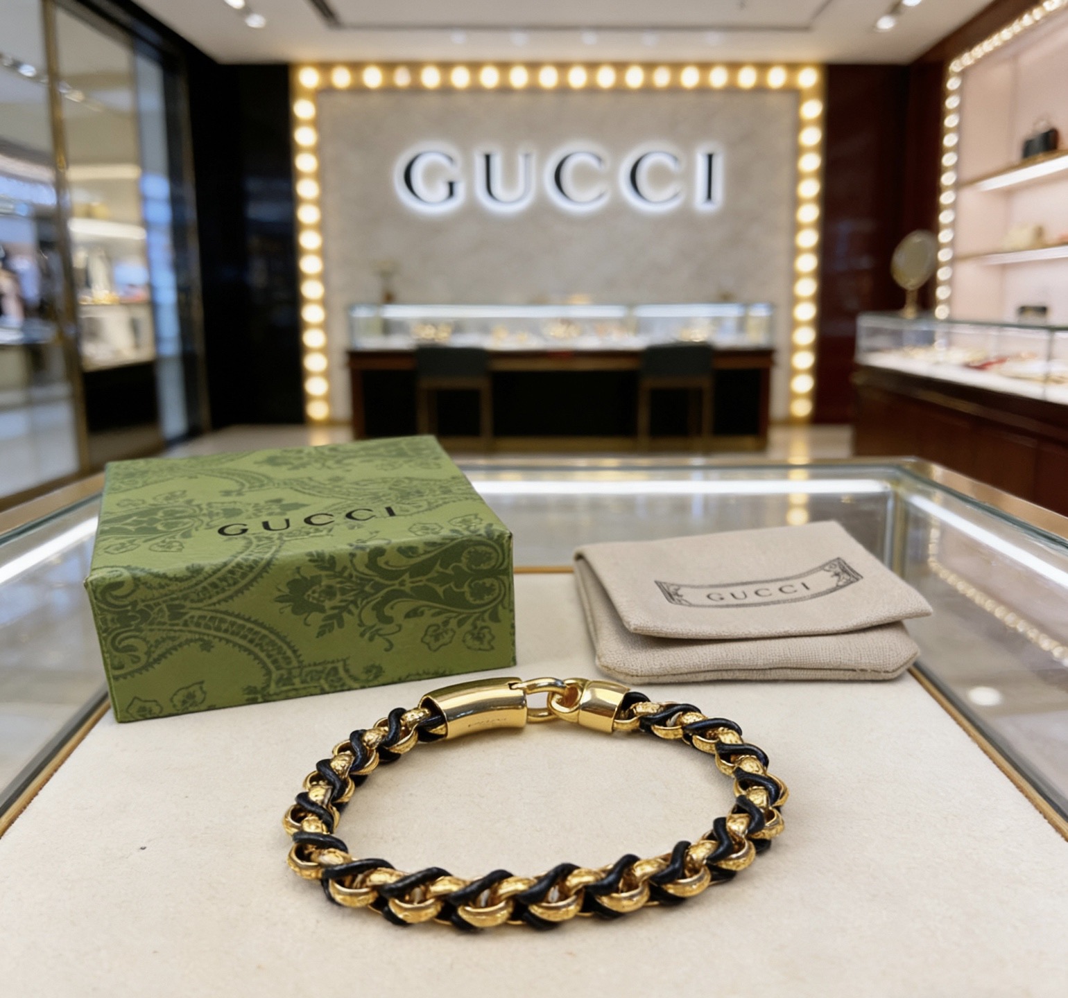NO:818377,Batch. The latest Gucci bracelet is the latest classic model. It is exquisite regardless of style and texture. It has an absolutely top feeling. You can understand it at a glance. It is super nice. It is the best choice for matching clothes. It is a must-have artifact for handsome men. It is a boutique jewelry, gucci, gucci, bracelet.19860909批. 最新出炉 Gucci古驰手链最新款的经典款 精致无论款式 质感 都是绝对的顶尖feel 只要看一眼就懂了超 nice 搭配衣服最佳的选择,帅哥必备神器,饰品精品,gucci,gucci,bracelet,Jewelry