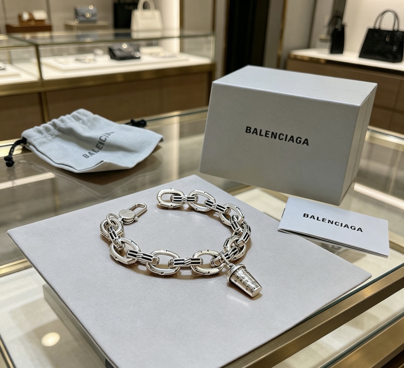 NO:818397,Batch. Original new product Balenciaga Balenciaga Bracelet Counter Same Balenciaga Bracelet Men's hot model shipped Unique design avant-garde A must-have for men and women!  Size 18.20.22.24cm, fine jewelry, balenciaga, balenciaga, bracelet19860909批. 原单货新品 巴黎世家 Balenciaga手链专柜一致巴黎世家手链 男士火爆款出货 设计独特 前卫 男女必备！码数18.20.22.24cm,饰品精品,balenciaga,balenciaga,bracelet,Jewelry