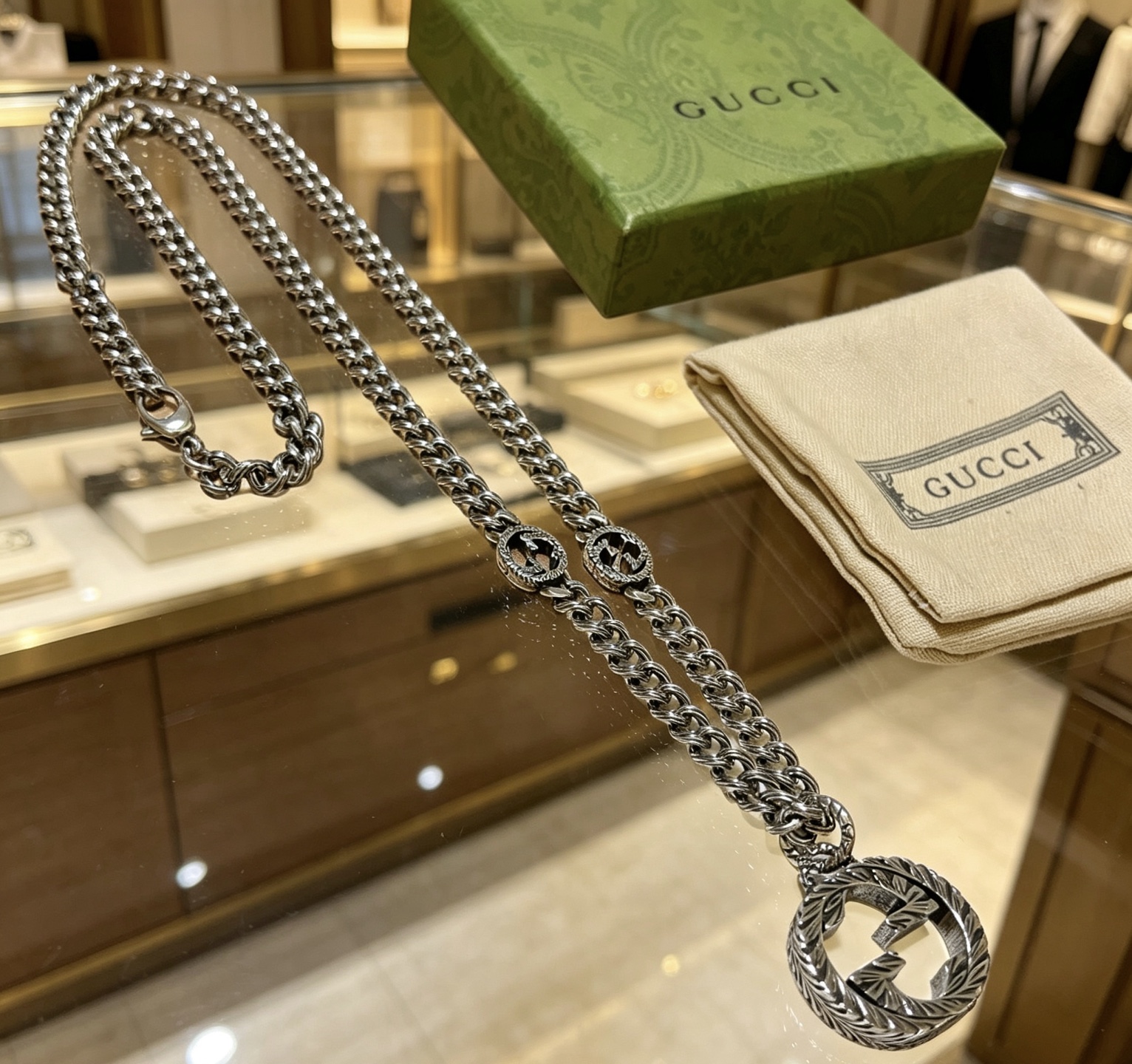 NO:818415,Batch, it’s so handsome. Gucci necklace 2026 latest chain has a higher grade. The same classic model for celebrities. Anger Forest series double G Gucci necklace. The details are distressed. The shiny version is not available in the market. This one has been out. It is a best-selling model in Gucci. It is very good to match trendy clothes, fine jewelry, gucci, necklace.19860909批 太帅啦 古驰项链2026最新款链条档次更高明星同款经典款Anger Forest系列双G古驰项链 细节对版做旧处理 非市面亮面版型 这款一直在出 古驰里面热卖款 非常好搭配潮流衣服,饰品精品,gucci,necklace,Jewelry