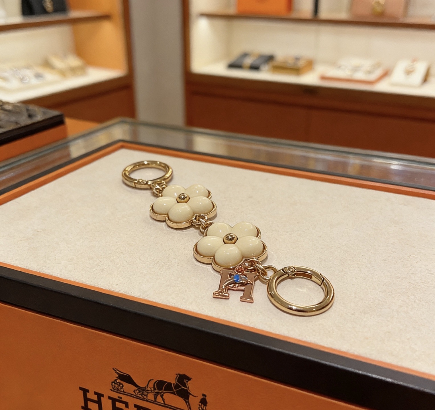 NO:818403,Batch. New Hermes Hermes keychain key chain keychain thickened version platinum version. High-end Seiko version [color] [color] Many Internet celebrities have the same style. Hermes pendant keychain is a test of the master's craftsmanship. It is not easy to ensure that every detail is in place [color] [color] High-end customization. Same style for men and women. Hermès is popular. 1:1 super fine star. The same style k gold texture, crafted with precision and high-end craftsmanship.  The bag charm buckle is really amazing, fine jewelry, hermes, hermes, keychain19860909批.新款Hermes爱马仕钥匙扣钥匙扣钥匙链加厚版 铂金版.高级精工版[色][色]众多网红同款 爱马仕挂饰钥匙扣太考验师傅的手艺了 要确保每个细节都到位不简单[色][色] 高端定制 男女同款 爱马仕火爆 1:1超精赞明星 同款 k金质感,精工高端工艺打造出炉. 包包挂饰扣上真的赞爆,饰品精品,hermes,hermes,keychain,Jewelry