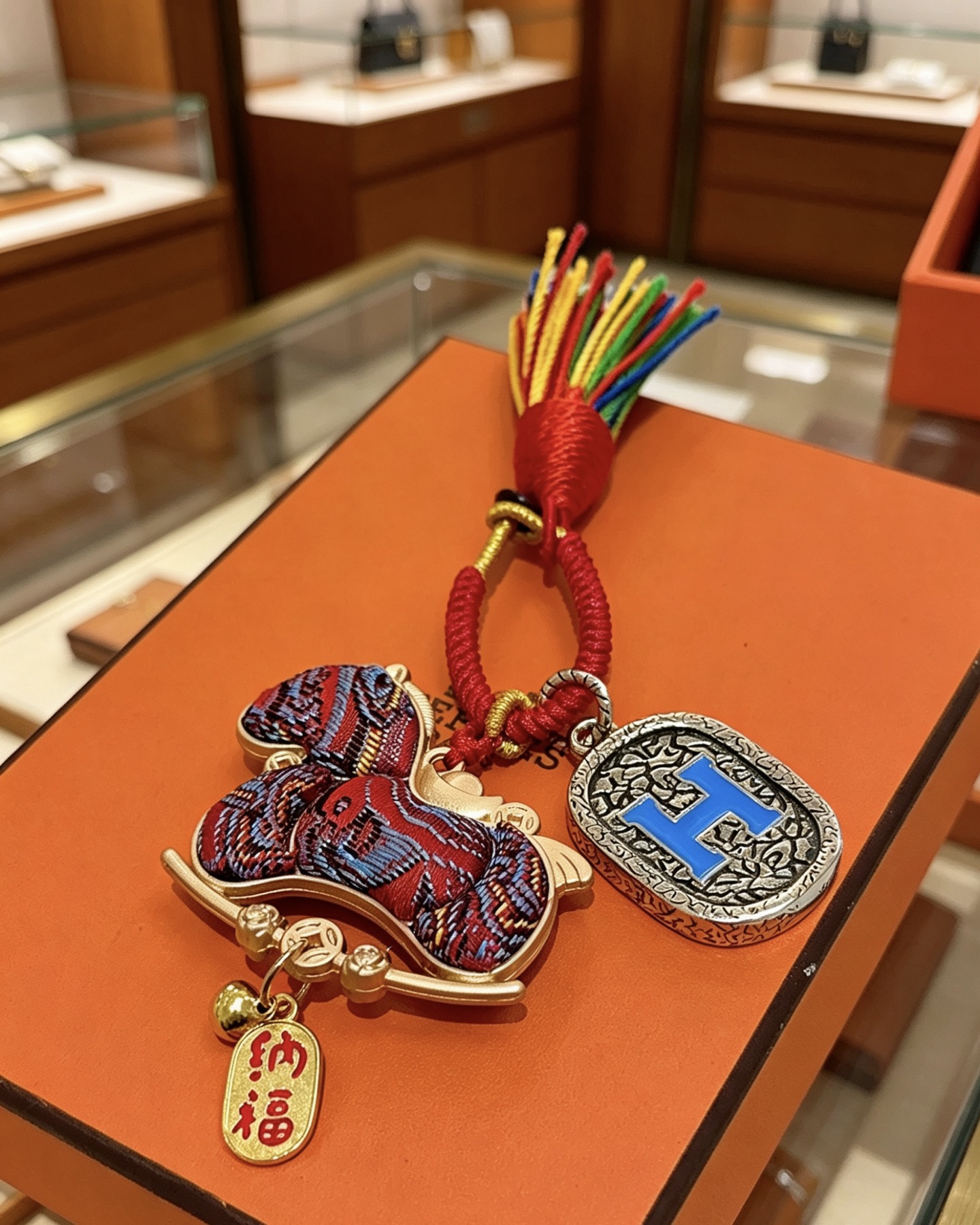 NO:818407,Batch. New Hermes Hermes keychain keychain thickened version Platinum version. High-end Seiko version [color][color] Many Internet celebrities have the same style. Hermes pendant keychain is a test of the master's craftsmanship. It is not easy to ensure that every detail is in place [color][color] High-end customization. Same style for men and women. Hermès is popular. 1:1 super refined like stars. The same K gold texture, crafted with high-end precision craftsmanship.  The car keychain is really awesome, fine jewelry, hermes, hermes, keychain19860909批.新款Hermes爱马仕钥匙扣钥匙扣加厚版 铂金版.高级精工版[色][色]众多网红同款 爱马仕挂饰钥匙扣太考验师傅的手艺了 要确保每个细节都到位不简单[色][色] 高端定制 男女同款 爱马仕火爆 1:1超精赞明星 同款 k金质感,精工高端工艺打造出炉. 车钥匙扣上真的赞爆,饰品精品,hermes,hermes,keychain,Jewelry