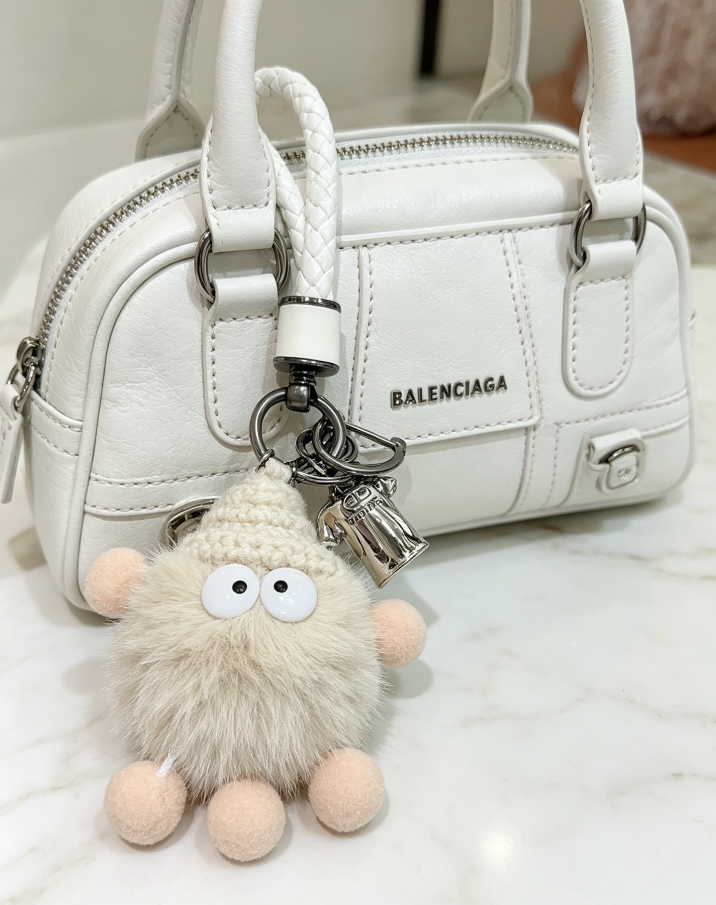 NO:818434,The first batch of new products released Balenciaga bag charm keychain Balenciaga keychain The latest bag charms are of a higher grade and are the same style as celebrities Classic co-branded design concept keychain series The details are distressed and not available in the market Glossy version This one has been on the market. The best-selling model in Balenciaga. Very good match with trendy backpacks, jewelry boutiques, balenciaga, backpacks, keychain19860909批新品发布 巴黎世家包包挂饰钥匙扣 巴黎世家钥匙扣 最新款包包挂饰档次更高明星同款 经典款联名设计理念钥匙扣系列 细节对版做旧处理 非市面亮面版型 这款一直在出 巴黎世家里面热卖款 非常好搭配潮流背包,饰品精品,balenciaga,backpacks,keychain,Jewelry