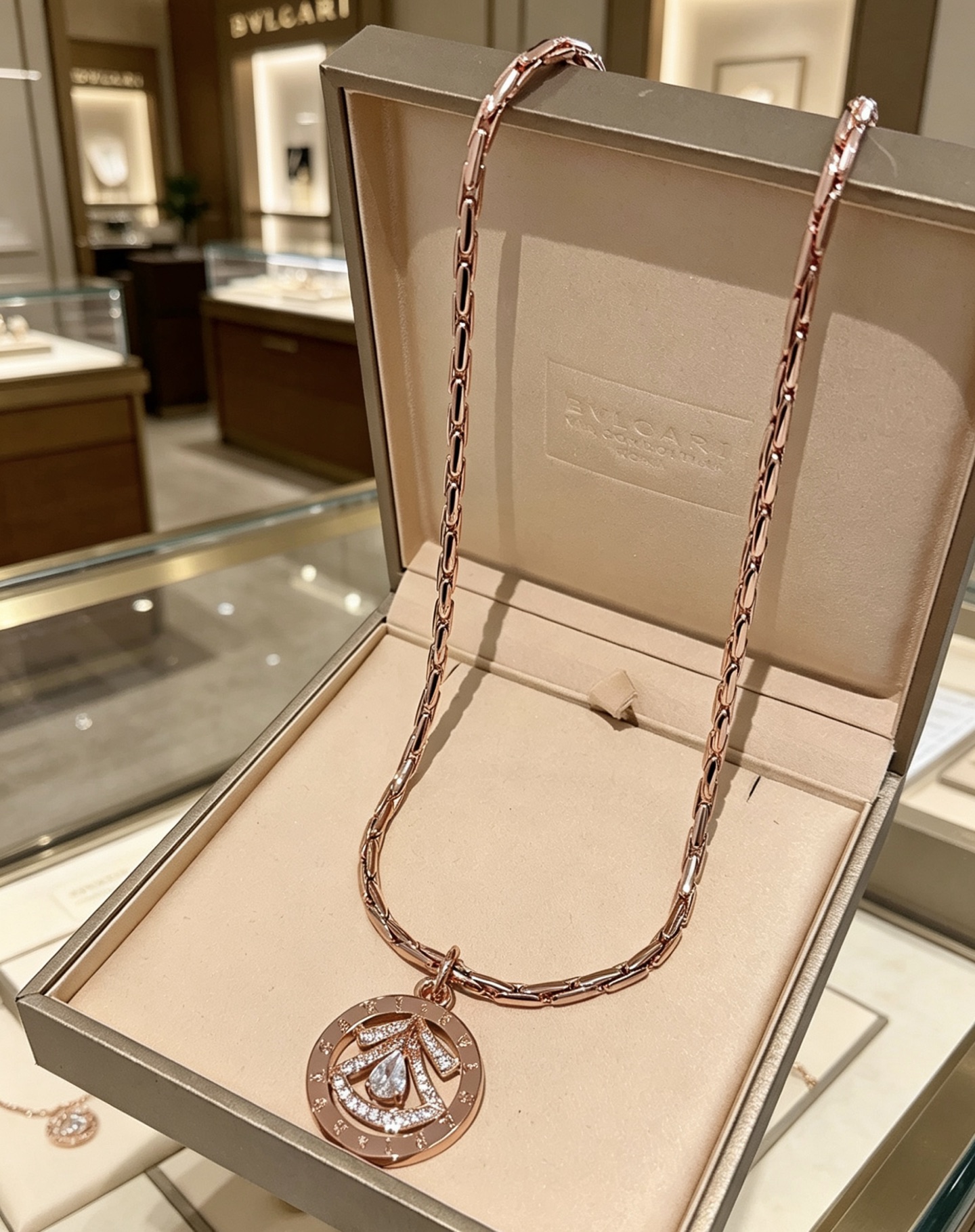 NO:818443,Batch Bulgari necklace V gold material BVLGARI BVLGARI DIVAS' DREAM series The appearance is perfect, the details are invincible, the unique color is completely impeccable, and it is decorated with a classic shape design, which is simple yet elegant and eye-catching. The combination of V gold is more elegant, and the upper body is elegant and attractive. Same style for men and women. Bvlgari necklace, jewelry boutique, bottega veneta, bvlgari, bvlgari, necklace19860909批 宝格丽项链V金材质 BVLGARI宝格丽 DIVAS‘ DREAM 系列 品相完美,细节无敌,那种独特的色泽完全无可挑剔,再缀以经典外形设计,简约之余却又优雅夺目,V金的组合更显气色,上身雅致动人.男女同款 宝格丽项链,饰品精品,bottega veneta,bvlgari,bvlgari,necklace,Jewelry