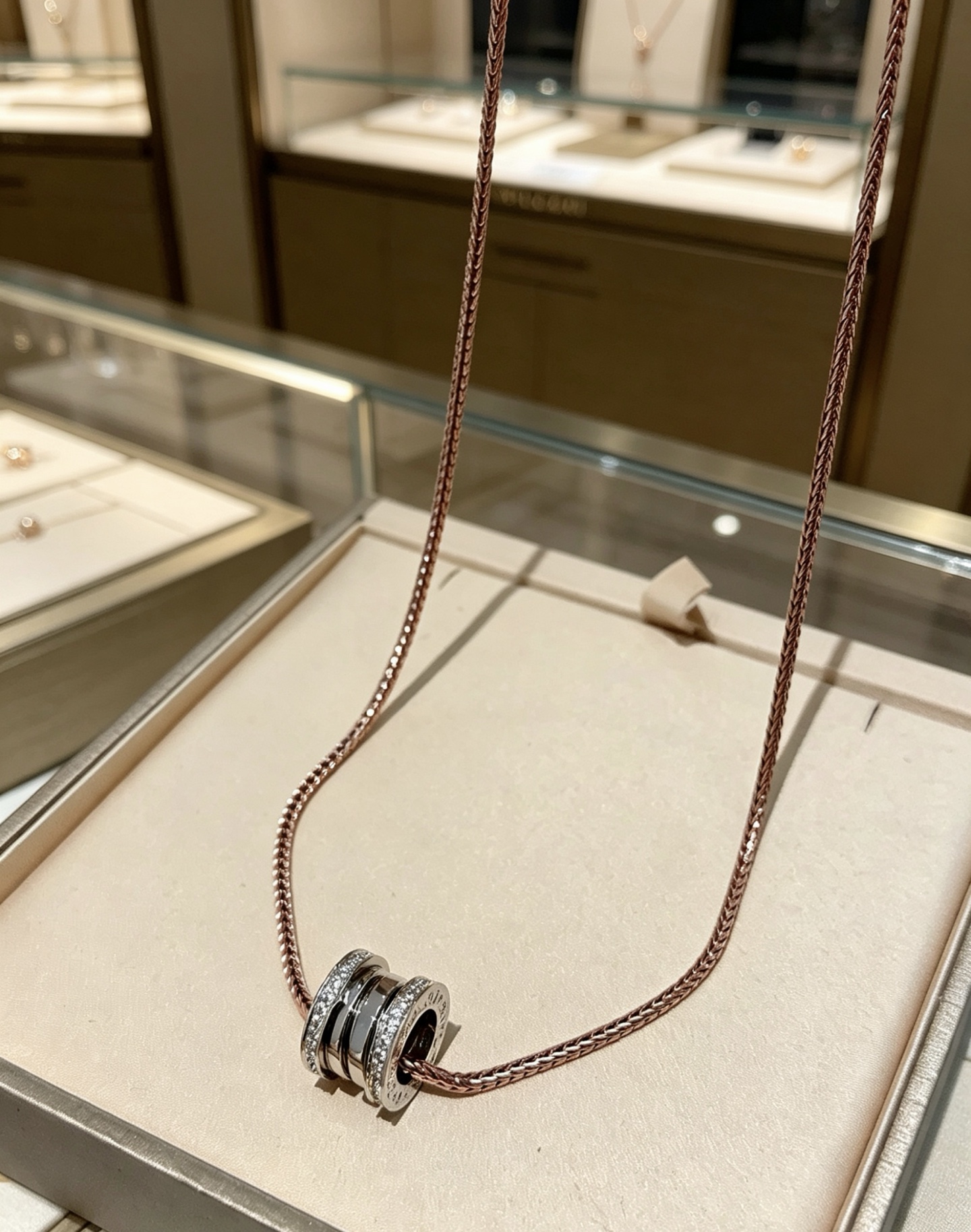 NO:818452,Batch Bulgari necklace V gold material BVLGARI BVLGARI DIVAS’ DREAM series The appearance is perfect, the details are invincible, the unique color is completely impeccable, and it is decorated with a classic ring shape design, which is simple yet elegant and eye-catching. The combination of V gold is more elegant, and the upper body is elegant and attractive. Same style for men and women. Bvlgari necklaces, jewelry boutiques, bottega veneta, bvlgari, bvlgari, necklace19860909批 宝格丽项链V金材质 BVLGARI宝格丽 DIVAS‘ DREAM 系列 品相完美,细节无敌,那种独特的色泽完全无可挑剔,再缀以经典指环外形设计,简约之余却又优雅夺目,V金的组合更显气色,上身雅致动人.男女同款 宝格丽项链,饰品精品,bottega veneta,bvlgari,bvlgari,necklace,Jewelry