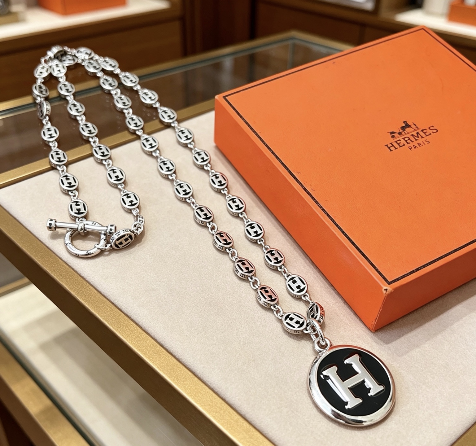 NO:818014,Batch. HERMES Hermès Necklace, Pig Nose Necklace Series Jewelry, Imported and Customized. High-end Chains, Classic Matches, New Products, Simple Fashion Counter Consistency, Hot Styles Shipped, Unique Designs, Avant-garde, Must-Have Styles for Men and Women!  , jewelry boutique, hermes, hermes, necklace19860909批.HERMES 爱马仕项链 猪鼻子项链系列首饰 进口定制.高端链条经典搭配 新品 简单时尚专柜一致 火爆款出货 设计独特 前卫 男女必备款！,饰品精品,hermes,hermes,necklace,Jewelry
