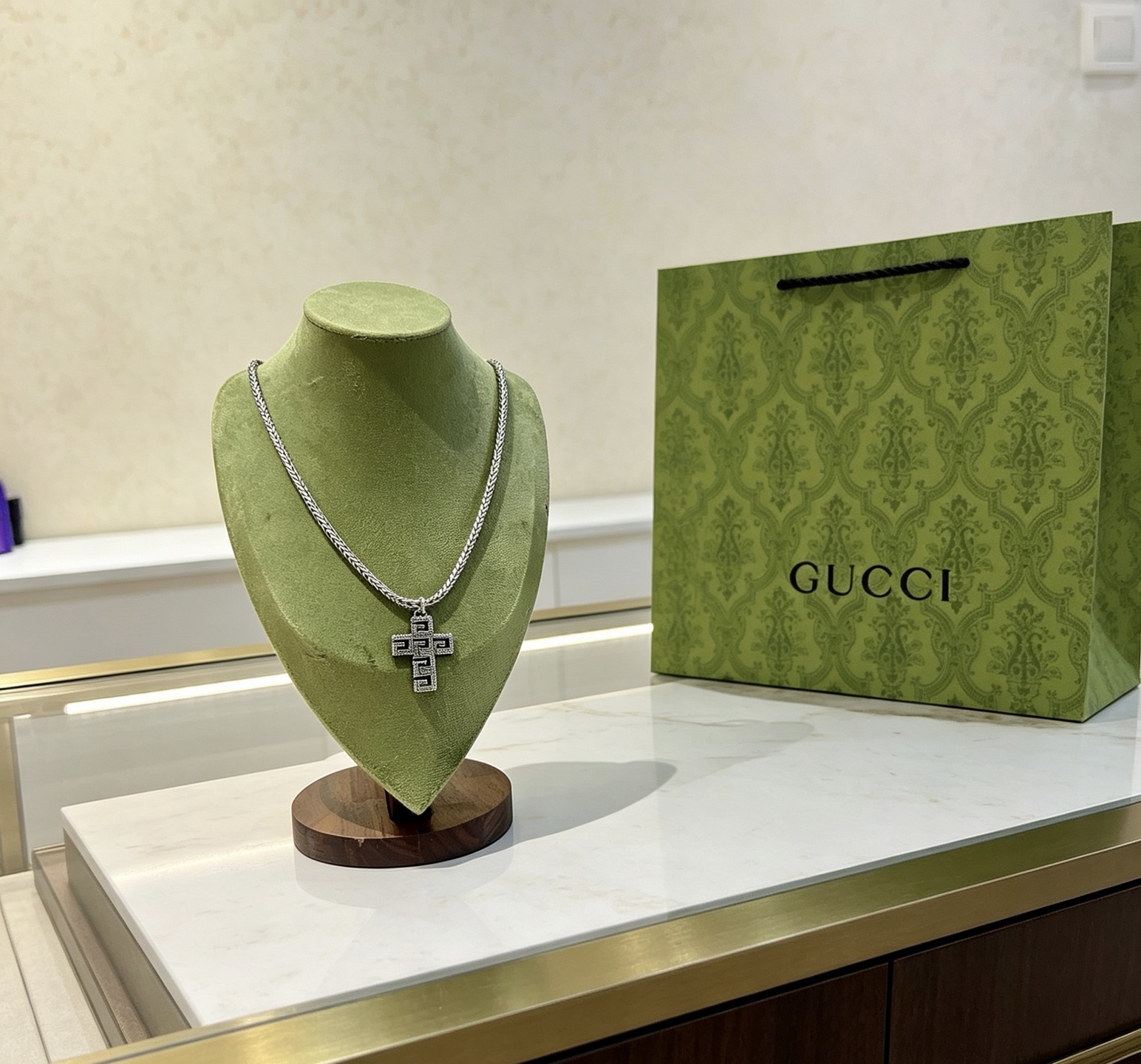 NO:818043,Batch. Douyin live broadcast. The latest Gucci necklace has a higher grade and is the same style as the star. It took more than a month to make it. It is exquisitely crafted and handmade to create the perfect latest style. The Anger Forest series double G Gucci necklace has distressed details. It is not a shiny version on the market. This model has been out. It is a best-selling model in Gucci. It is very good to match with trendy clothes, high-quality jewelry, Gucci, and necklace.19860909批.抖音直播带货 古驰项链最新款链条档次更高明星同款.花了一个多月做出来精工细致纯手工打造完美的最新款式 Anger Forest系列双G古驰项链 细节对版做旧处理 非市面亮面版型 这款一直在出 古驰里面热卖款 非常好搭配潮流衣服,饰品精品,gucci,necklace,Jewelry