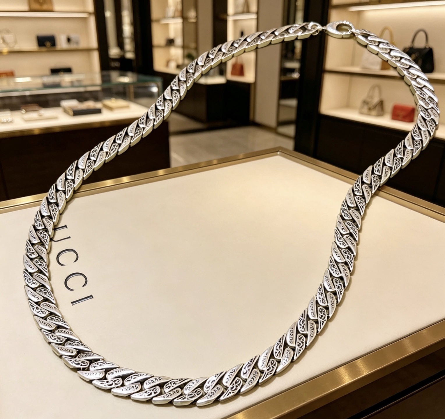 NO:818059,Batch (luxury model) is not explosive. It is the first choice for Douyin to bring goods to Internet celebrities. The latest chain of Gucci necklaces is of higher quality. The same style as the Anger Forest series double g design concept retro pattern necklace for celebrities. It makes high-end clothes more elegant. It has more brand and personality when going out. The details are distressed. Non-market glossy version. This one has been released. The best-selling model in Gucci. Very easy to match, fine jewelry, gucci, necklace.19860909批  (奢华款)不爆不发 抖音带货网红首选 古驰项链最新款链条档次更高明星同款Anger Forest系列双g设计理念复古图案项链 让高档的衣服搭配更有气质 出去更有牌面和个性 细节对版做旧处理 非市面亮面版型 这款一直在出 古驰里面热卖款 非常好搭配,饰品精品,gucci,necklace,Jewelry
