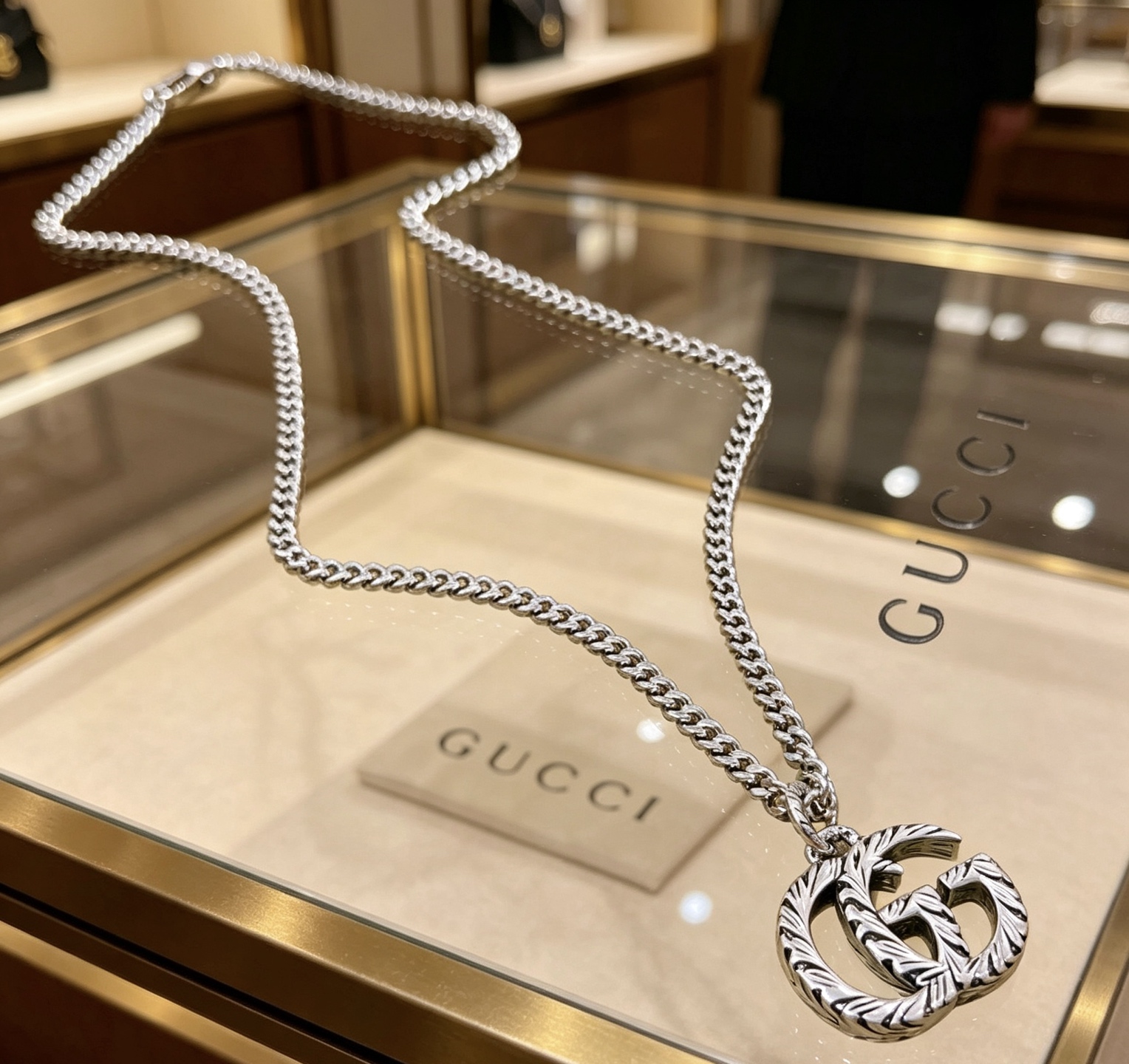 NO:818050,Batch Gucci necklace 2026 latest chain with higher grade. Same style as Anger Forest series double G Gucci necklace for celebrities. The chain length is 60 cm and the length can be changed. The details are distressed. The shiny version is not available in the market. This one has been out. It is the best-selling model in Gucci. It is very good to match with trendy clothes, fine jewelry, gucci, necklace.19860909批 古驰项链2026最新款链条档次更高明星同款Anger Forest系列双G古驰项链 链长60厘米可改长度 细节对版做旧处理 非市面亮面版型 这款一直在出 古驰里面热卖款 非常好搭配潮流衣服,饰品精品,gucci,necklace,Jewelry