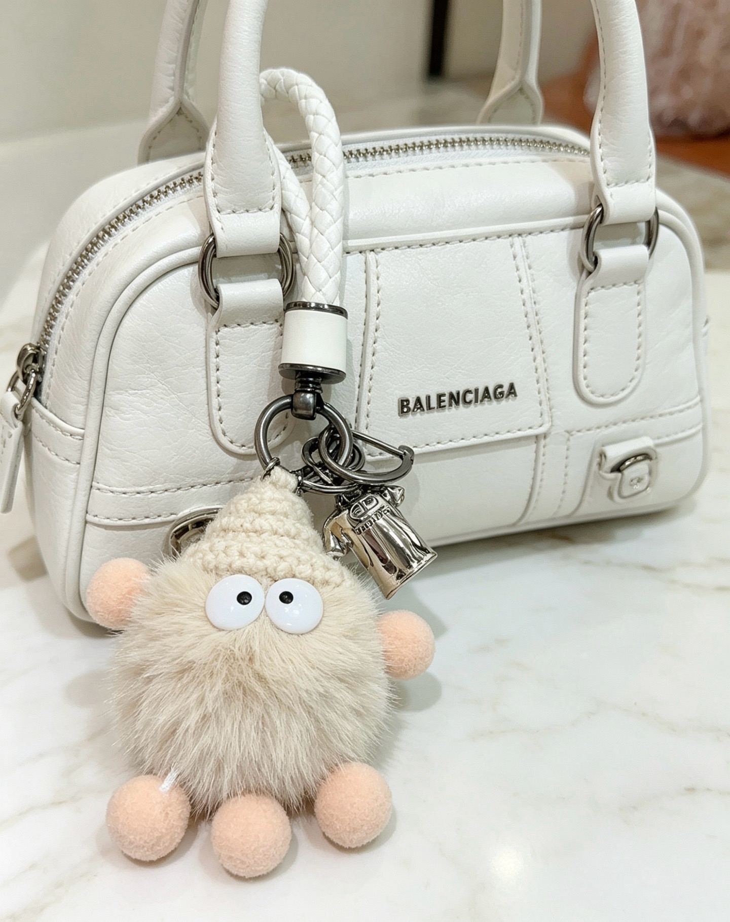 NO:818064,The first batch of new products released Balenciaga bag charm keychain Balenciaga keychain The latest bag charms are of a higher grade and are the same style as celebrities Classic co-branded design concept keychain series The details are distressed and not available in the market Glossy version This one has been on the market. The best-selling model in Balenciaga. Very good match with trendy backpacks, jewelry boutiques, balenciaga, backpacks, keychain19860909批新品发布 巴黎世家包包挂饰钥匙扣 巴黎世家钥匙扣 最新款包包挂饰档次更高明星同款 经典款联名设计理念钥匙扣系列 细节对版做旧处理 非市面亮面版型 这款一直在出 巴黎世家里面热卖款 非常好搭配潮流背包,饰品精品,balenciaga,backpacks,keychain,Jewelry