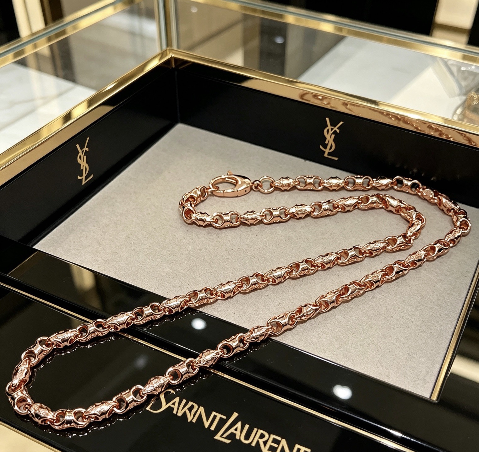 NO:818071,Batch. Yves Saint Laurent necklace new product release V gold material Yves Saint Laurent DIVAS' DREAM series The appearance is perfect, the details are invincible, the unique color is completely impeccable, and it is decorated with a classic shape design, simple yet elegant and eye-catching, the combination of V gold is more elegant, and the upper body is elegant and moving. Same style for men and women YSL necklace length 60cm can be customized to change the length, fine jewelry, saint laurent, saint laurent, saint  laurent,necklace19860909批. 圣罗兰项链新品发布 V金材质 Yves Saint Laurent DIVAS‘ DREAM 系列 品相完美,细节无敌,那种独特的色泽完全无可挑剔,再缀以经典外形设计,简约之余却又优雅夺目,V金的组合更显气色,上身雅致动人.男女同款 YSL项链 长度60cm 可私人订制改长度,饰品精品,saint laurent,saint laurent,saint laurent,necklace,Jewelry