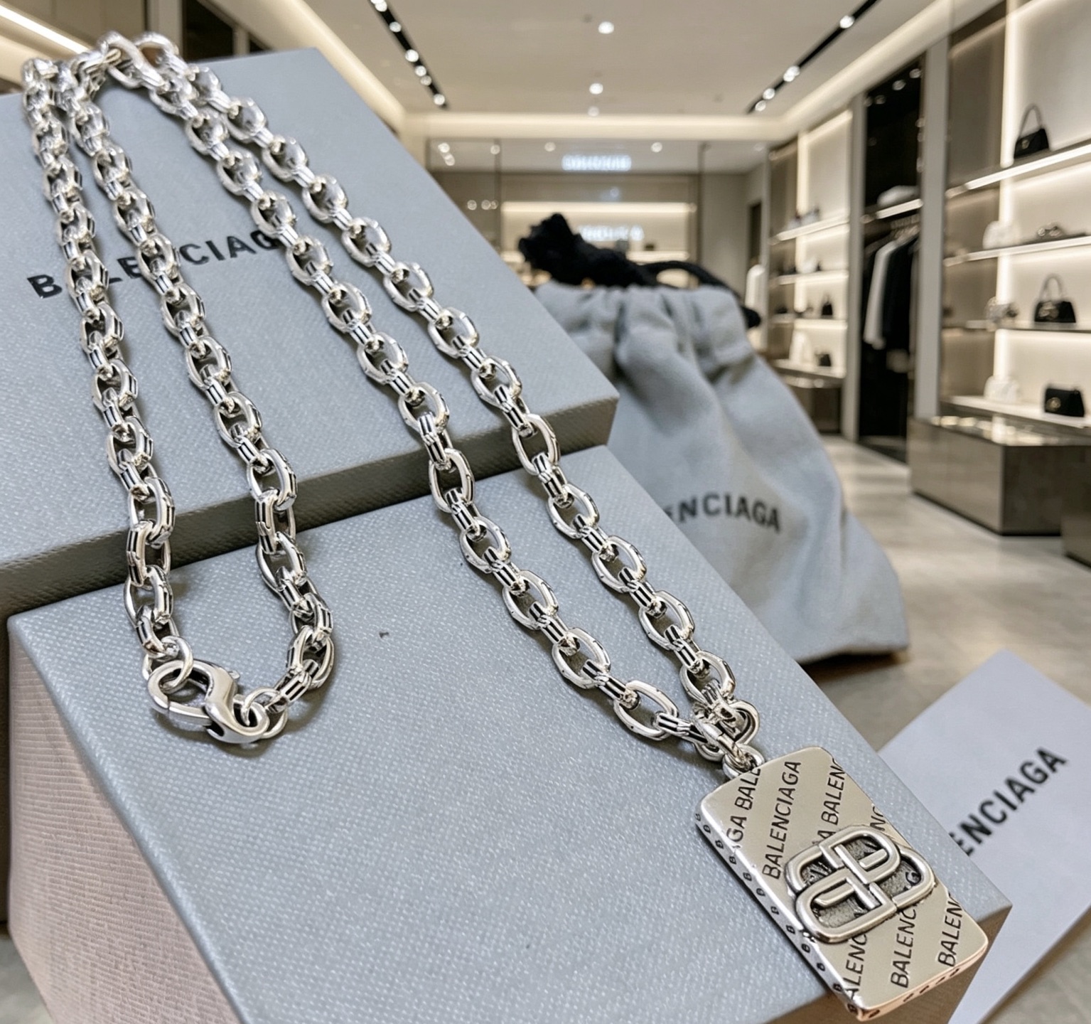 NO:818083,Batch original single goods new products Balenciaga necklace Balenciaga new necklace counter consistent fine details workmanship every detail process in place fine design craftsmanship hot models shipped unique design retro style Balenciaga necklace, jewelry boutique, balenciaga, balenciaga, necklace19860909批 原单货新品 巴黎世家项链 Balenciaga 新款项链专柜一致 细节做工精细 每个细节流程到位 设计工艺精细 火爆款出货 设计独特 复古风格 巴黎世家项链,饰品精品,balenciaga,balenciaga,necklace,Jewelry