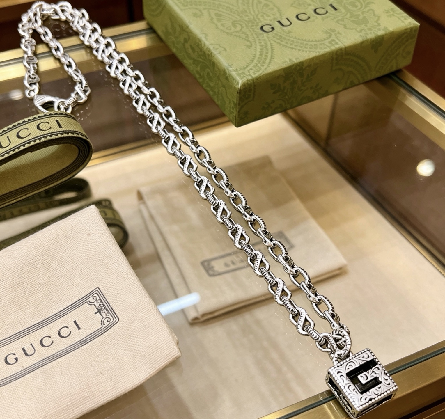 NO:818095,The first choice for buying goods on Douyin. The latest model of Gucci necklace has a higher grade. The same style as the Anger Forest series double G Gucci necklace for celebrities. The length of the chain is 60 cm and the length can be changed. The details are distressed. The shiny version is not available in the market. This model has been released. It is the best-selling model in Gucci. It is very suitable for trendy clothes, high-quality jewelry, gucci, and necklace.19860909批抖音带货首选 古驰项链最新款链条档次更高明星同款Anger Forest系列双G古驰项链 链长60厘米可改长度 细节对版做旧处理 非市面亮面版型 这款一直在出 古驰里面热卖款 非常好搭配潮流衣服,饰品精品,gucci,necklace,Jewelry