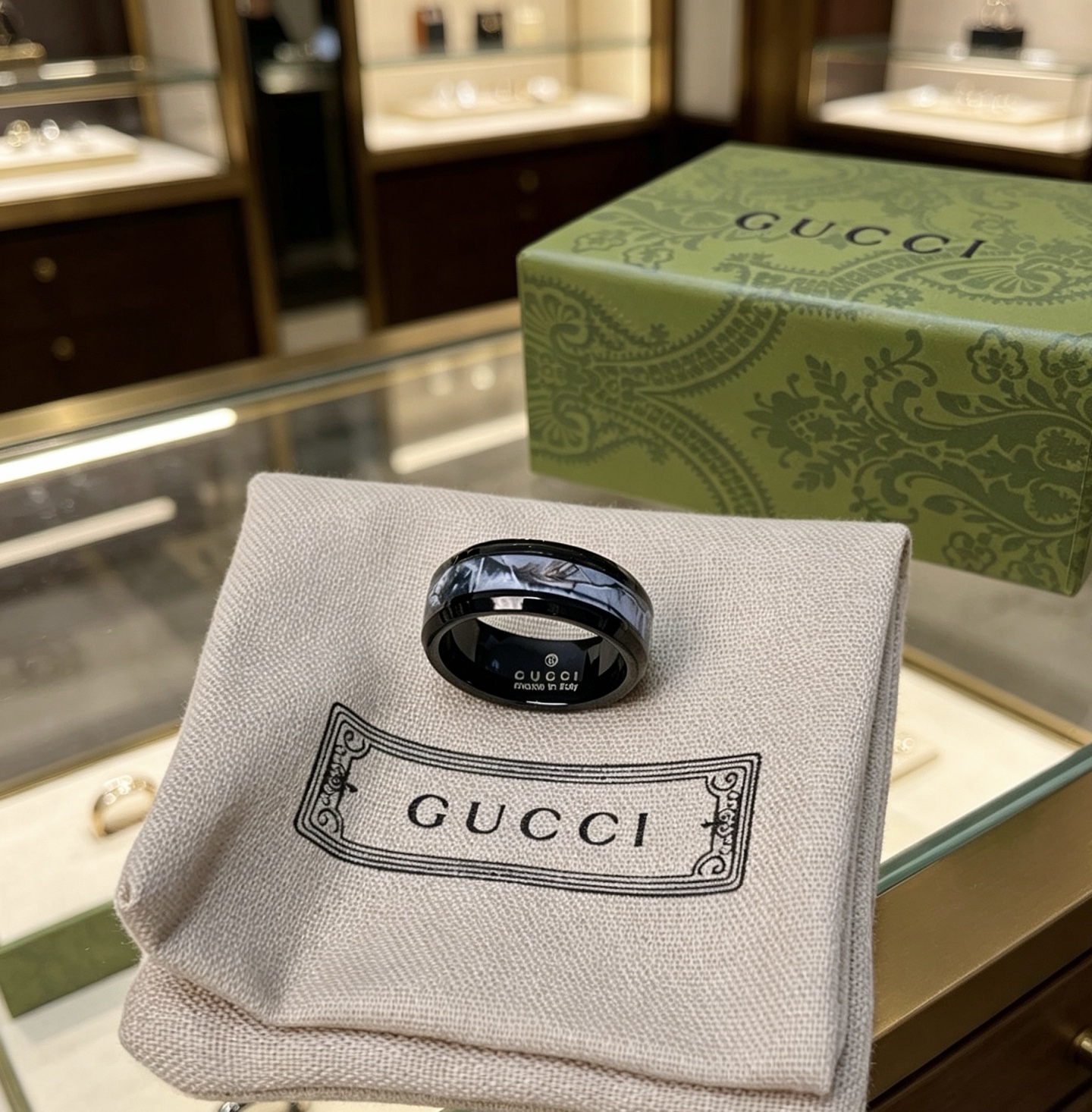 NO:818087,Batch. The latest style of Gucci ring is of higher quality. The same style as the star's Anger Forest series v gold texture double G. Pure handmade craftsmanship. Gucci ring. Detail matching is purely handmade. Non-market glossy version. This one has been out. The best-selling model in Gucci. Very good to match with trendy clothes. The size is 6 7 8 9 10 11. Couple rings of the same style for men and women, jewelry boutique, gucci, ring19860909批.古驰戒指最新款款式档次更高明星同款Anger Forest系列v金质感双G纯手工制作工艺 古驰戒指 细节对版纯手工处理 非市面亮面版型 这款一直在出 古驰里面热卖款 非常好搭配潮流衣服码数美6 7 8 9 10 11 男女同款情侣戒指,饰品精品,gucci,ring,Jewelry