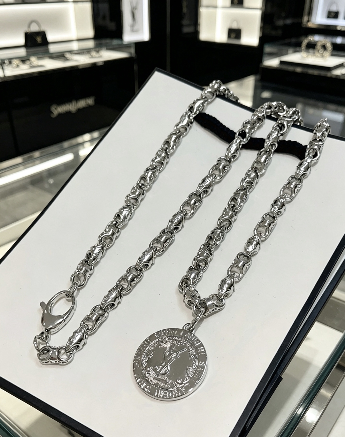 NO:818092,Batch. Yves Saint Laurent necklace new product release V gold material Yves Saint Laurent DIVAS' DREAM series The appearance is perfect, the details are invincible, the unique color is completely impeccable, and it is decorated with a classic shape design, simple yet elegant and eye-catching, the combination of V gold is more elegant, and the upper body is elegant and moving. Same style for men and women YSL necklace length 60cm can be customized to change the length, fine jewelry, saint laurent, saint laurent, saint  laurent,necklace19860909批. 圣罗兰项链新品发布 V金材质 Yves Saint Laurent DIVAS‘ DREAM 系列 品相完美,细节无敌,那种独特的色泽完全无可挑剔,再缀以经典外形设计,简约之余却又优雅夺目,V金的组合更显气色,上身雅致动人.男女同款 YSL项链 长度60cm 可私人订制改长度,饰品精品,saint laurent,saint laurent,saint laurent,necklace,Jewelry