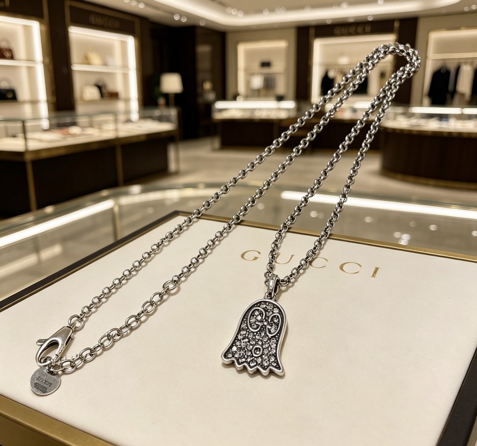 NO:818114,The latest version of the Gucci necklace has a higher grade. The same style as the Anger Forest series double G Gucci necklace for celebrities. The details are distressed. The glossy version is not available in the market. This model has been on the market. It is a best-selling model in Gucci. It is very suitable for trendy clothes, fine jewelry, Gucci, and necklace.19860909批古驰项链最新款链条档次更高明星同款Anger Forest系列双G古驰项链 细节对版做旧处理 非市面亮面版型 这款一直在出 古驰里面热卖款 非常好搭配潮流衣服,饰品精品,gucci,necklace,Jewelry