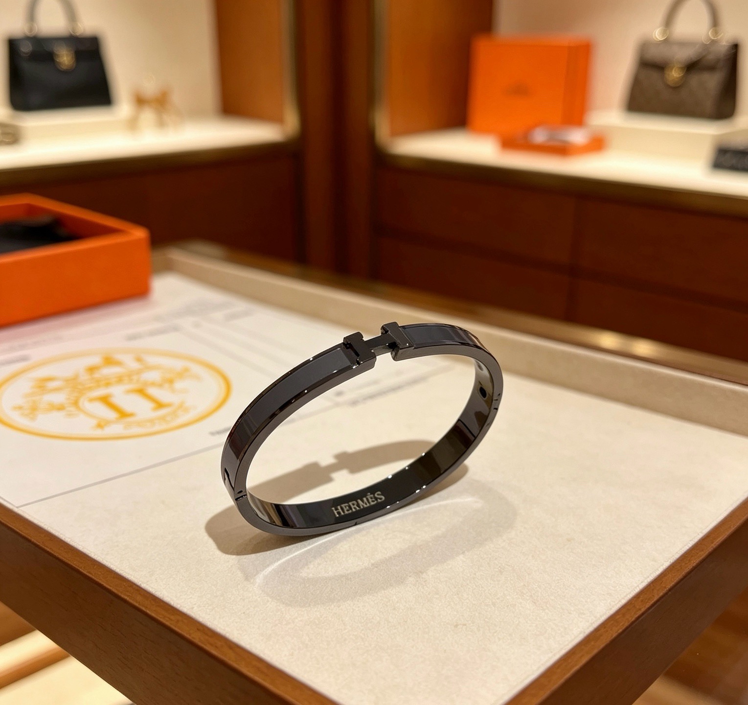 NO:818122,Batch. Hermes Hermes bracelet v gold original customization Hermes bracelet enamel craftsmanship is a test of the master's skills. Make sure the color is hand-made [color][color] v gold high-end customization. Goddesses love Hermes hot bracelets. Super exquisite and praise all goddesses and stars. The same style. High-end franc material, K gold texture, Seiko pure handmade product. Really good to use. Boutique jewelry, hermes, hermes, bracelet19860909批. Hermes 爱马仕手镯 v金原版定制 爱马仕手环 珐琅工艺太考验师傅的手艺了 要确保色泽手工制作好[色][色] v金高端定制 女神 都爱爱马仕火爆手镯 超精赞各路女神 明星 同款 高端法郎材质,k金质感,精工纯手工出品上手真的赞,饰品精品,hermes,hermes,bracelet,Jewelry