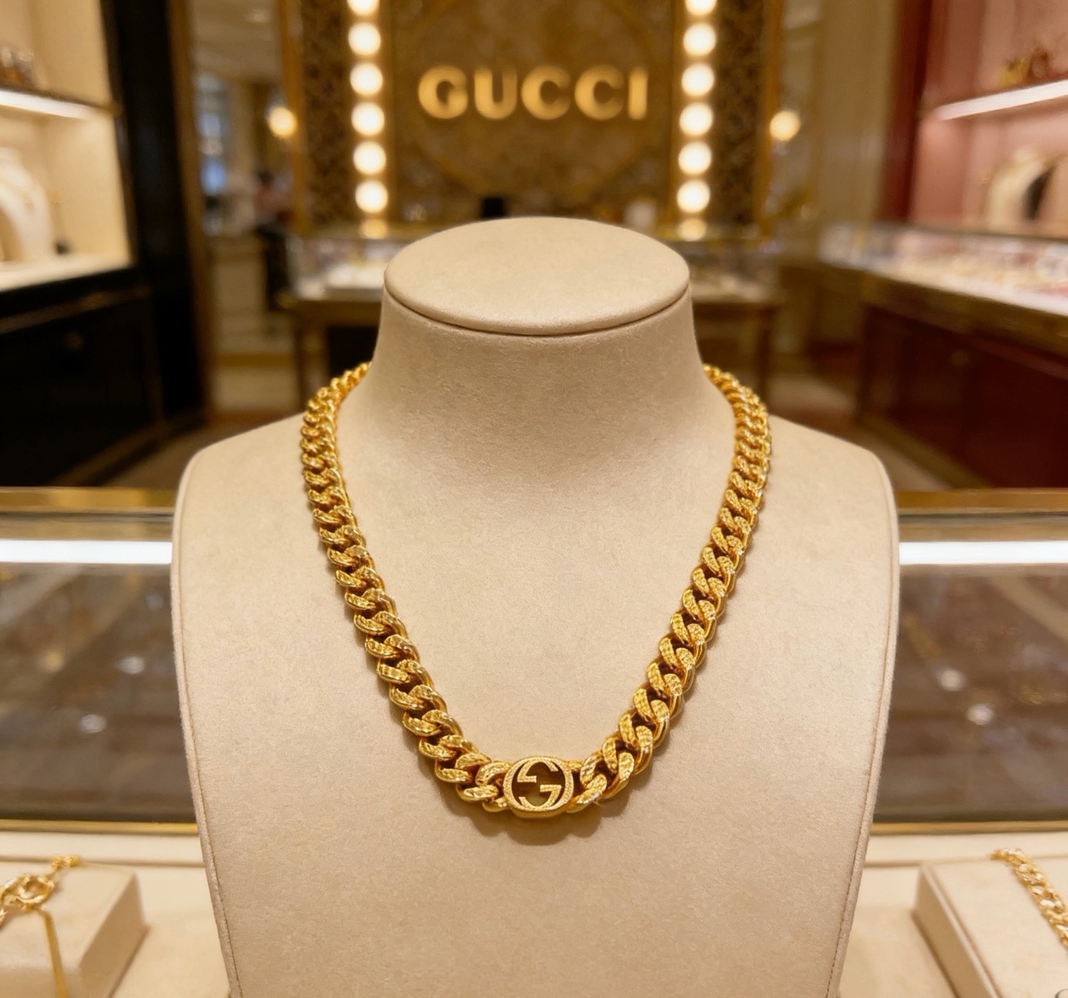 NO:818127,Batch Gucci suit new product release. It is not explosive. It is the first choice for Douyin to bring goods to internet celebrities. The latest chain of Gucci necklace is of higher quality. The same style as the Anger Forest series double G Gucci new art style retro necklace. It makes the high-end clothes more elegant. It has more brand and personality when going out. The details are distressed. The non-market glossy version. This one has been out. The best-selling model in Gucci. Very easy to match, fine jewelry, gucci, necklace.19860909批 古驰套装新品发布 不爆不发 抖音带货网红首选 古驰项链最新款链条档次更高明星同款Anger Forest系列双g古驰新品艺术风格复古项链 让高档的衣服搭配更有气质 出去更有牌面和个性 细节对版做旧处理 非市面亮面版型 这款一直在出 古驰里面热卖款 非常好搭配,饰品精品,gucci,necklace,Jewelry