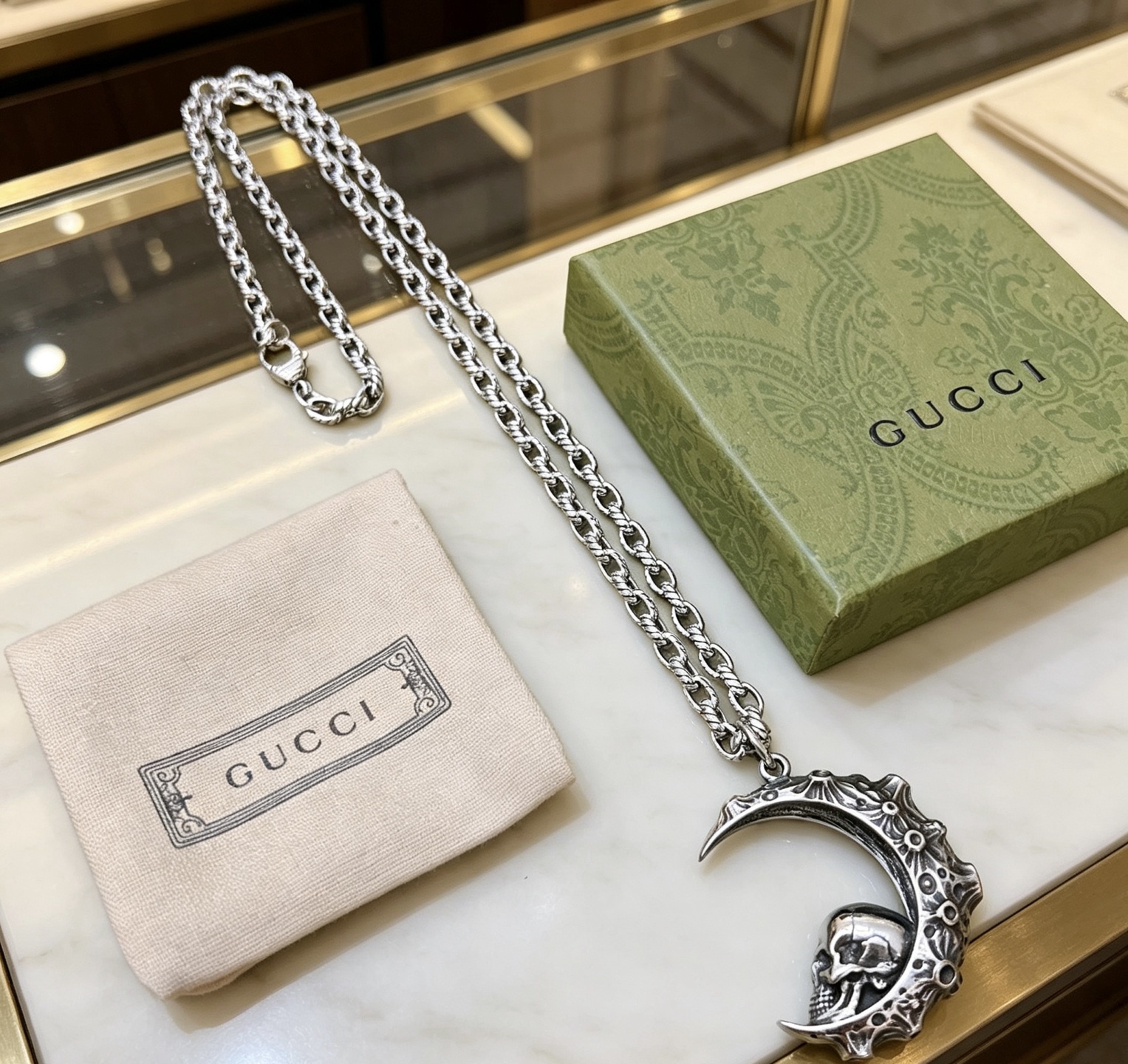 NO:818143,Batch Douyin is the first choice for goods. Gucci necklace. The latest chain has a higher grade. The same style as the Anger Forest series double G Gucci necklace for celebrities. The length of the chain is 60 cm and the length can be changed. The details are distressed. The non-market glossy version. This one has been out. The best-selling model in Gucci. It is very good to match trendy clothes, high-quality jewelry, gucci, necklace.19860909批 抖音带货首选 古驰项链 最新款链条档次更高明星同款Anger Forest系列双G古驰项链 链长60厘米可改长度 细节对版做旧处理 非市面亮面版型 这款一直在出 古驰里面热卖款 非常好搭配潮流衣服,饰品精品,gucci,necklace,Jewelry