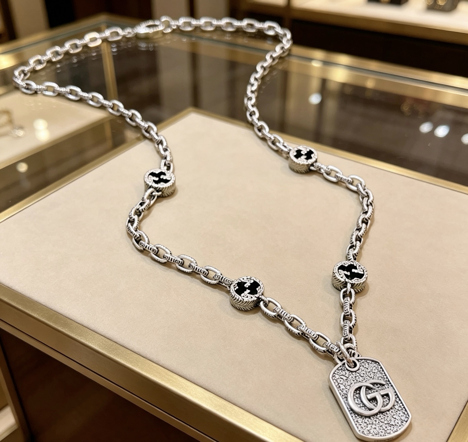 NO:818147,The latest Gucci necklace has a higher grade. The same model as the star Anger Forest series double G classic necklace series retro silver necklace. The length of the chain is 60 cm and the length can be changed. The details are distressed. The shiny version is not available in the market. This one has been on the market. It is a best-selling model in Gucci. It is very good to match with trendy clothes, fine jewelry, gucci, and necklace.19860909批古驰项链最新款链条档次更高明星同款Anger Forest系列双G经典款项链系列复古银项链 链长60厘米可改长度 细节对版做旧处理 非市面亮面版型 这款一直在出 古驰里面热卖款 非常好搭配潮流衣服,饰品精品,gucci,necklace,Jewelry