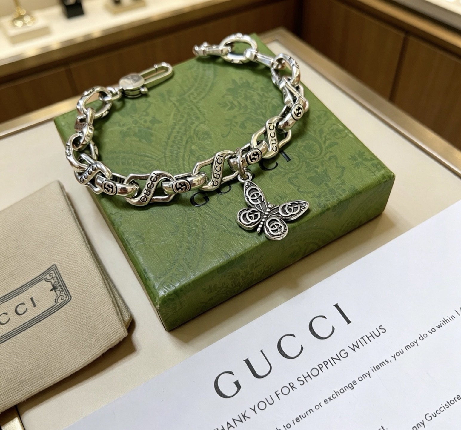 NO:818152,Batch. The latest Gucci bracelet is the latest classic model. It is exquisite regardless of style and texture. It is absolutely top-notch. You can understand the original logo at a glance. It is super nice. It is the best choice for matching clothes. It is a must-have artifact for men and women. Size 17.18.19.20.21.22.23.24cm, fine jewelry, gucci, gucci, bracelet19860909批. 最新出炉 Gucci古驰手链最新款的经典款 精致无论款式 质感 都是绝对的顶尖feel 只要看一眼就懂了原版logo 超 nice 搭配衣服最佳的选择,男女同款必备神器 码数17.18.19.20.21.22.23.24cm,饰品精品,gucci,gucci,bracelet,Jewelry