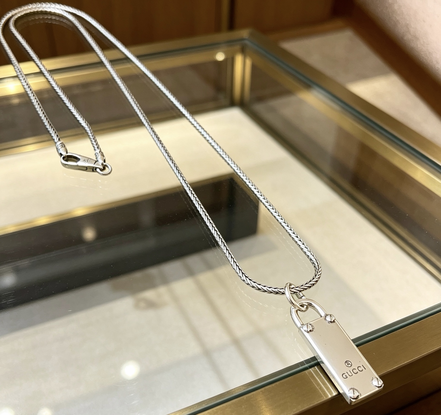 NO:818170,Batch of new products released. The latest model of handsome Gucci necklace has a higher grade. The same style as the Anger Forest series double G Gucci necklace for celebrities. It does not oxidize or fade. The details are distressed. It is not a shiny version on the market. This model has been released. It is a best-selling model in Gucci. It goes well with trendy clothes, fine jewelry, Gucci, and necklaces.19860909批 新品发布巨帅古驰项链最新款链条档次更高明星同款Anger Forest系列双G古驰项链 不氧化不退色 细节对版做旧处理 非市面亮面版型 这款一直在出 古驰里面热卖款 非常好搭配潮流衣服,饰品精品,gucci,necklace,Jewelry