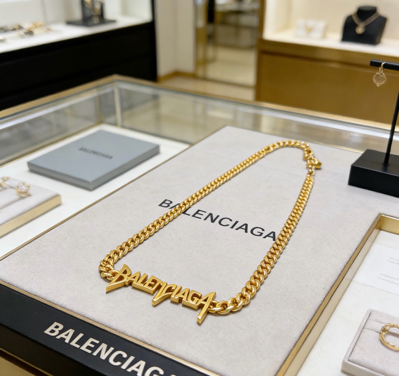 NO:818178,Batch original single goods new products Balenciaga necklace Balenciaga new necklace counter consistent fine details workmanship every detail process in place fine design craftsmanship hot models shipped unique design retro style Balenciaga necklace, jewelry boutique, balenciaga, balenciaga, necklace19860909批 原单货新品 巴黎世家项链 Balenciaga 新款项链专柜一致 细节做工精细 每个细节流程到位 设计工艺精细 火爆款出货 设计独特 复古风格 巴黎世家项链,饰品精品,balenciaga,balenciaga,necklace,Jewelry