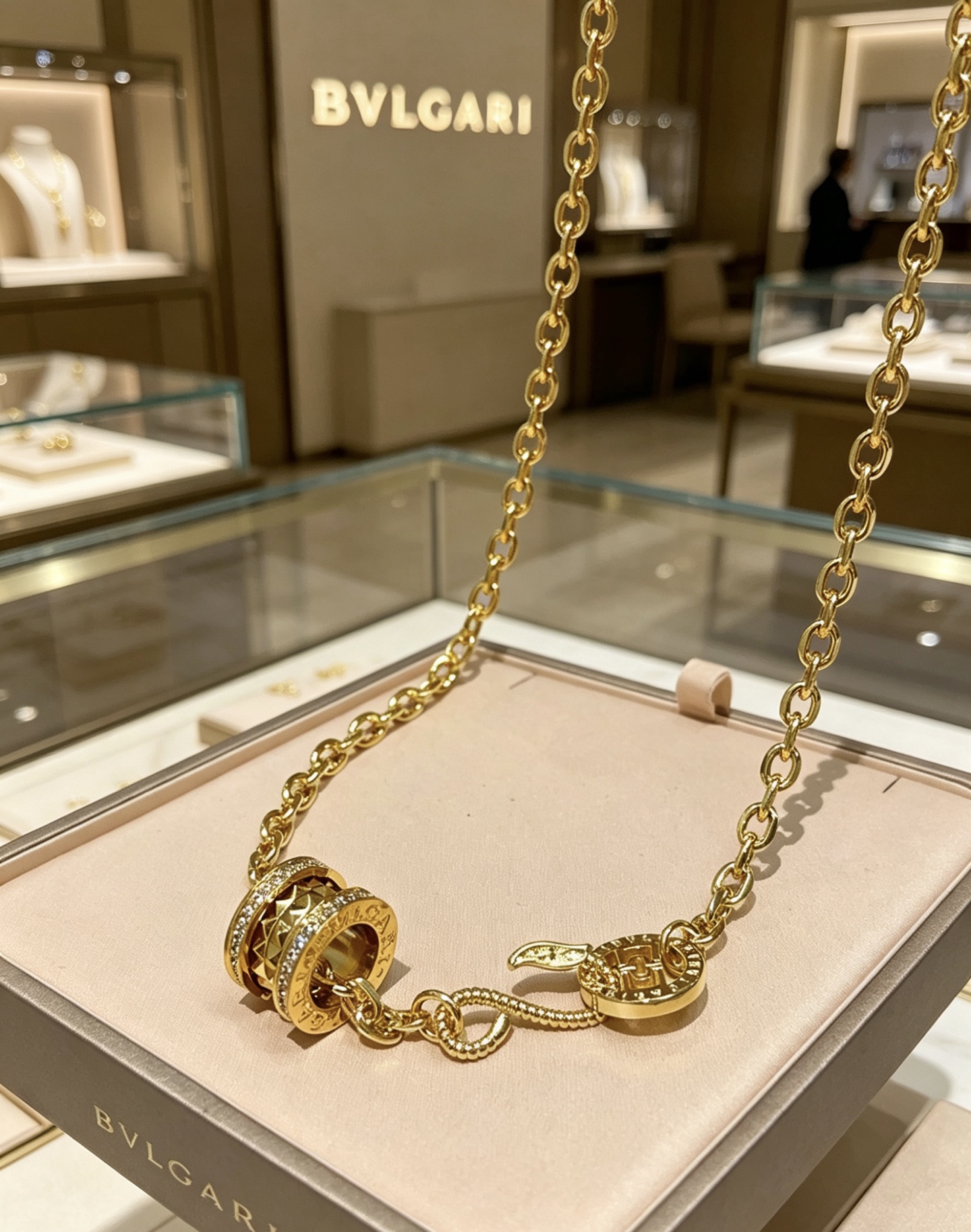 NO:818185,Batch Bulgari necklace V gold material BVLGARI BVLGARI DIVAS’ DREAM series The appearance is perfect, the details are invincible, the unique color is completely impeccable, and it is decorated with a classic ring shape design, which is simple yet elegant and eye-catching. The combination of V gold is more elegant, and the upper body is elegant and attractive. Same style for men and women. Bvlgari necklaces, jewelry boutiques, bottega veneta, bvlgari, bvlgari, necklace19860909批 宝格丽项链V金材质 BVLGARI宝格丽 DIVAS‘ DREAM 系列 品相完美,细节无敌,那种独特的色泽完全无可挑剔,再缀以经典指环外形设计,简约之余却又优雅夺目,V金的组合更显气色,上身雅致动人.男女同款 宝格丽项链,饰品精品,bottega veneta,bvlgari,bvlgari,necklace,Jewelry
