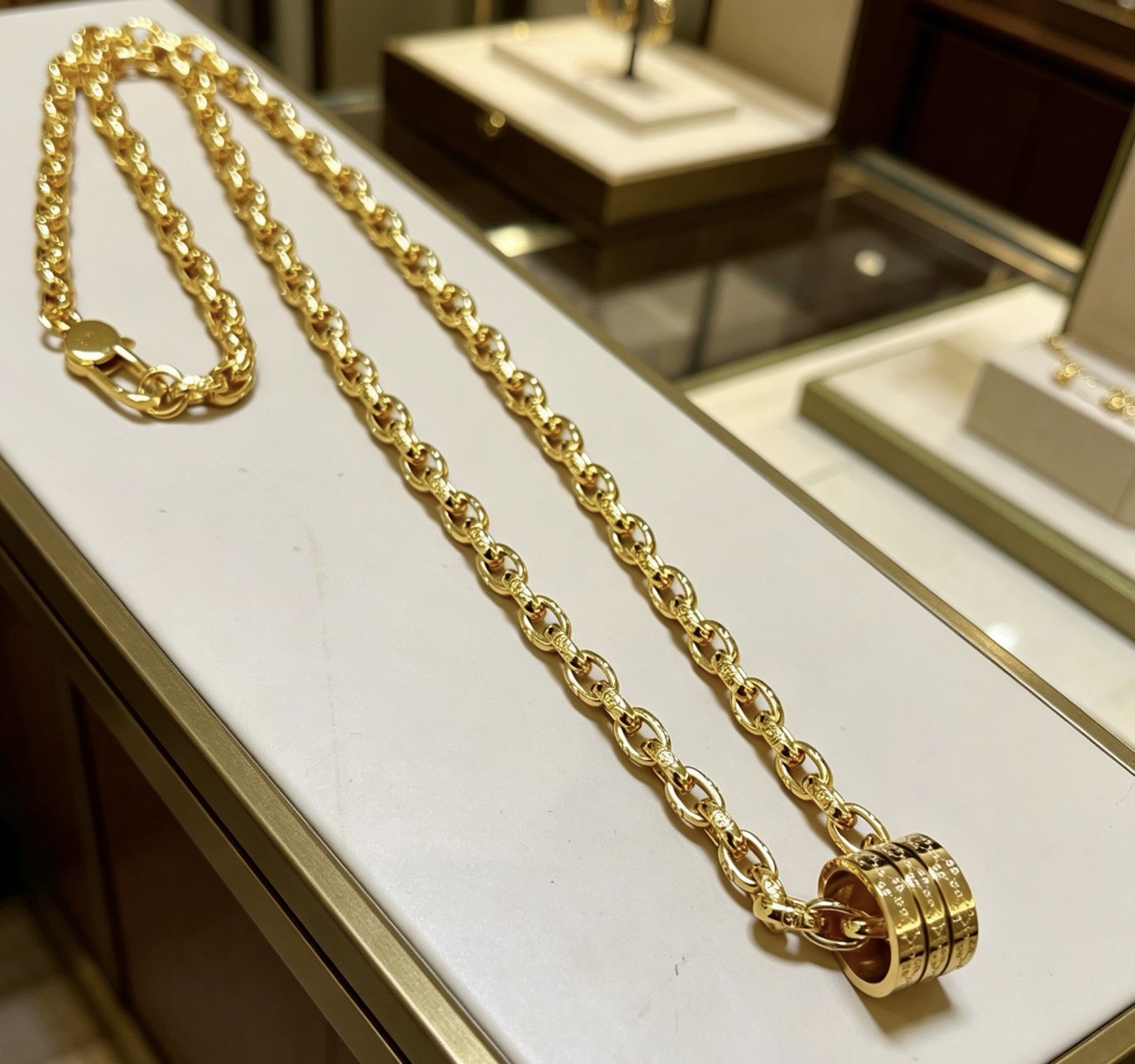 NO:818194,Batch New Product Release Gucci Necklace The latest chain has a higher grade. The same style as the Anger Forest Series Double G Gucci Necklace for celebrities. Unique temperament necklace. Seiko Necklace. Details are distressed. Non-market glossy version. This one has been out. The best-selling model in Gucci. Very good to match trendy clothes, fine jewelry, gucci, necklace.19860909批 新品发布古驰项链最新款链条档次更高明星同款Anger Forest系列双G古驰项链独特气质项链 精工项链 细节对版做旧处理 非市面亮面版型 这款一直在出 古驰里面热卖款 非常好搭配潮流衣服,饰品精品,gucci,necklace,Jewelry