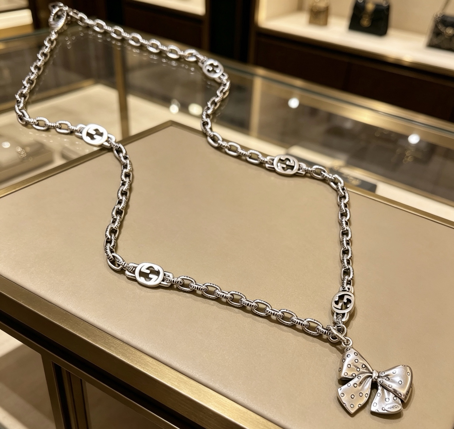 NO:818139,Batch, no explosion, no release, new product release. The latest chain of Gucci necklace has a higher grade. The same style as the Anger Forest series, double G retro precision craftsmanship to create a fashionable necklace. It makes the high-end clothes more elegant and more brand-like and personalized when going out. The details are distressed. The shiny version is not on the market. This model has been released. It is a best-selling model in Gucci. It is very easy to match, fine jewelry, gucci, necklace.19860909批 不爆不发 新品发布 古驰项链最新款链条档次更高明星同款Anger Forest系列双g复古精工打造时尚项链 让高档的衣服搭配更有气质 出去更有牌面和个性 细节对版做旧处理 非市面亮面版型 这款一直在出 古驰里面热卖款 非常好搭配,饰品精品,gucci,necklace,Jewelry