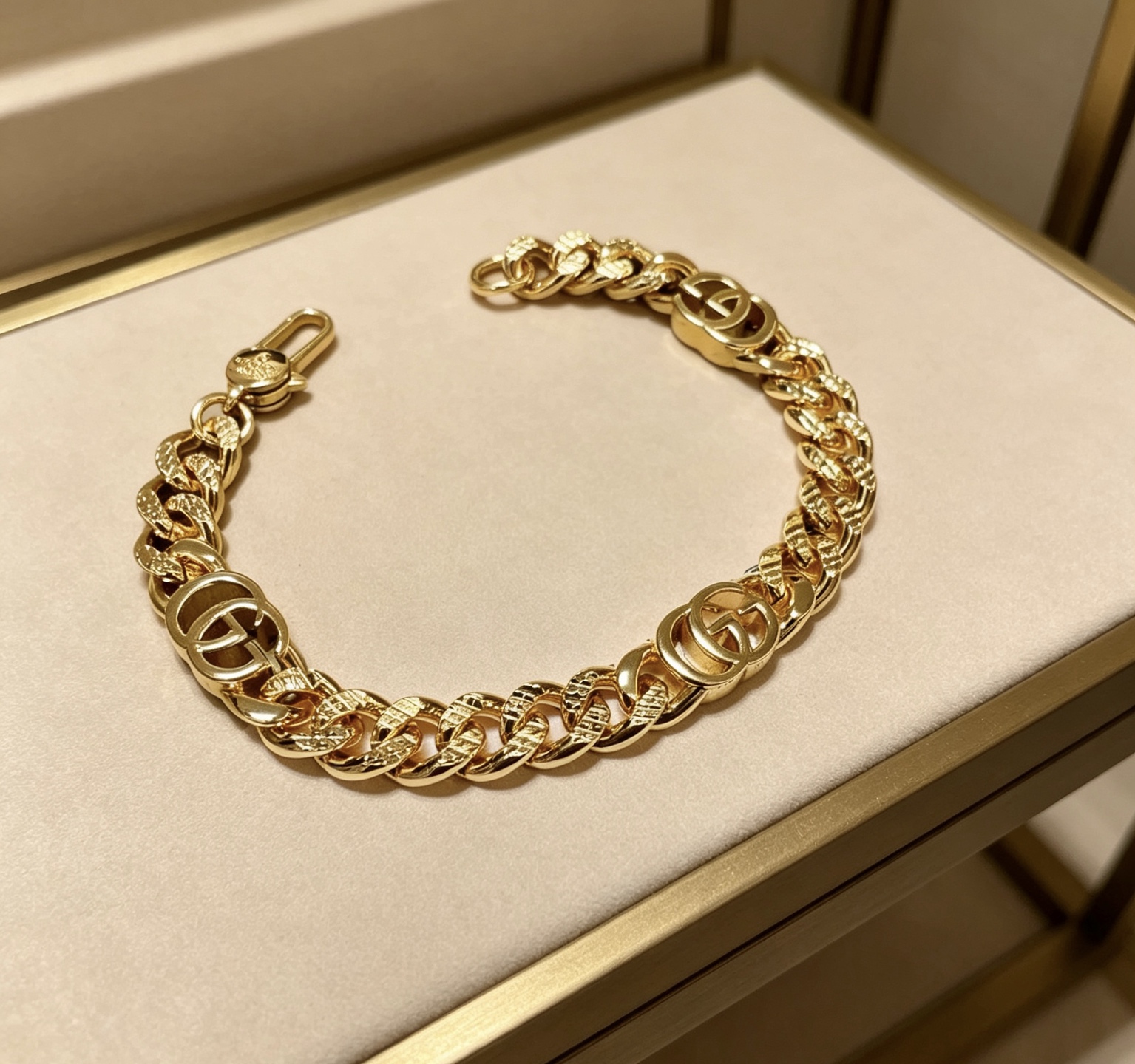 NO:818162,Batch. The latest tycoon version of the bracelet. Pay attention to the details and the sparkling sand effect. Exclusive high-quality Gucci bracelet. The latest classic style. Exquisite regardless of style and texture. It has an absolutely top-notch feel. You can understand it at a glance. Super nice. The best choice to match clothes. A must-have artifact for men and women. The size is 17 to 24 centimeters. Boutique jewelry, gucci, gucci, bracelet.19860909批. 最新出炉土豪版手链 认准细节链身闪沙效果 独家高品质 Gucci古驰手链最新款的经典款 精致无论款式 质感 都是绝对的顶尖feel 只要看一眼就懂了超 nice 搭配衣服最佳的选择,男女同款必备神器 码数17到24公分,饰品精品,gucci,gucci,bracelet,Jewelry