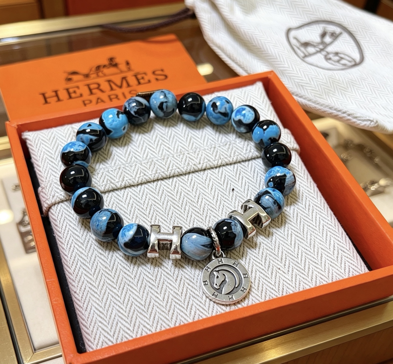 NO:818171,Batch New Product Release Hermas Hermès Bracelet Luxury Hermès Bracelet Agate Stone Bracelet Same for Men and Women Latest Full Beaded Bracelet with Higher Grade Stars Same Style Anger Forest Series H Vintage Hermes Bracelet Size: 16-24 cm Details are distressed to the version Non-market glossy version Non-commercially made this one has been out The best-selling model in Hermès Very good match with clothes, high-quality jewelry, hermes, hermes, bracelet19860909批 新品发布 Hermas爱马仕手链奢华爱马仕手串 玛瑙石手链男女同款 最新款全件串珠手链档次更高明星同款Anger Forest系列H复古爱马仕手链 尺寸:16-24厘米 细节对版做旧处理 非市面亮面版型 非市面普通做这款一直在出 爱马仕里面热卖款 非常好搭配衣服,饰品精品,hermes,hermes,bracelet,Jewelry