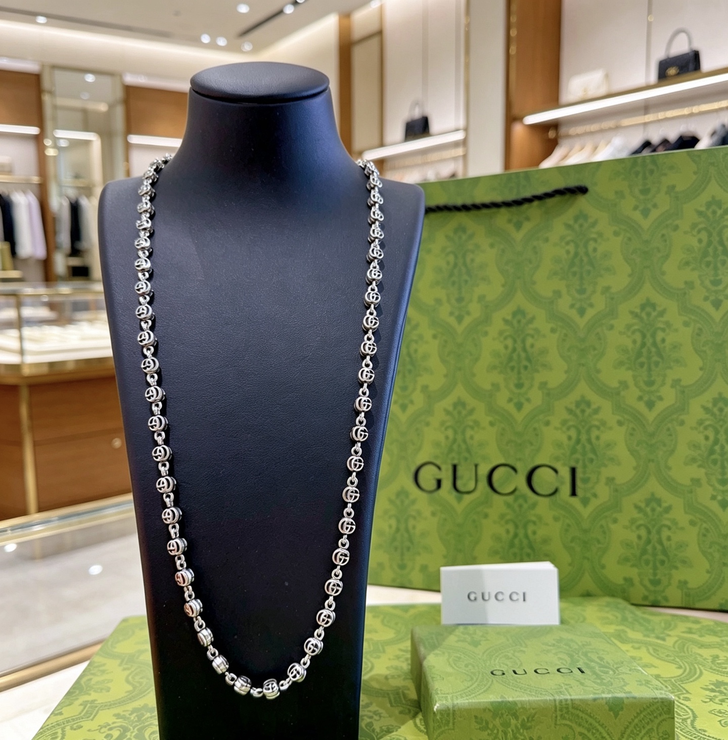 NO:818217,The latest Gucci necklace has a higher grade. The same model as the star's Anger Forest series. Double G classic design concept necklace series. Retro silver necklace. The details are distressed. The shiny version is not available in the market. This one has been on the market. It is a best-selling model in Gucci. It is very suitable for trendy clothes, fine jewelry, gucci, necklace.19860909批古驰项链最新款链条档次更高明星同款Anger Forest系列双G经典款设计理念项链系列复古银项链 细节对版做旧处理 非市面亮面版型 这款一直在出 古驰里面热卖款 非常好搭配潮流衣服,饰品精品,gucci,necklace,Jewelry
