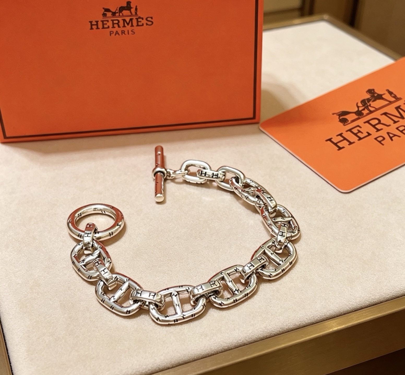 NO:818224,Batch. New thickened version of Hermès bracelet. Platinum version. High-end Seiko version. [Color] [Color] Many Internet celebrities have the same style. Hermès bracelets test the craftsmanship of the master. It is not easy to ensure that every detail is in place. [Color] [Color] High-end customization. Same style for men and women. Hermès is popular. 1:1 super refined star. The same K gold texture, crafted with precision and high-end craftsmanship.  I really liked it when I started using it. The code number is 16.17.18.19.20. 21.22. 23.24cm, fine jewelry, hermes, bracelet19860909批.新款爱马仕手链加厚版 铂金版.高级精工版[色][色]众多网红同款 爱马仕手链太考验师傅的手艺了 要确保每个细节都到位不简单[色][色] 高端定制 男女同款 爱马仕火爆 1:1超精赞明星 同款 k金质感,精工高端工艺打造出炉. 上手真的赞爆码数16.17.18.19.20. 21.22. 23.24cm,饰品精品,hermes,bracelet,Jewelry